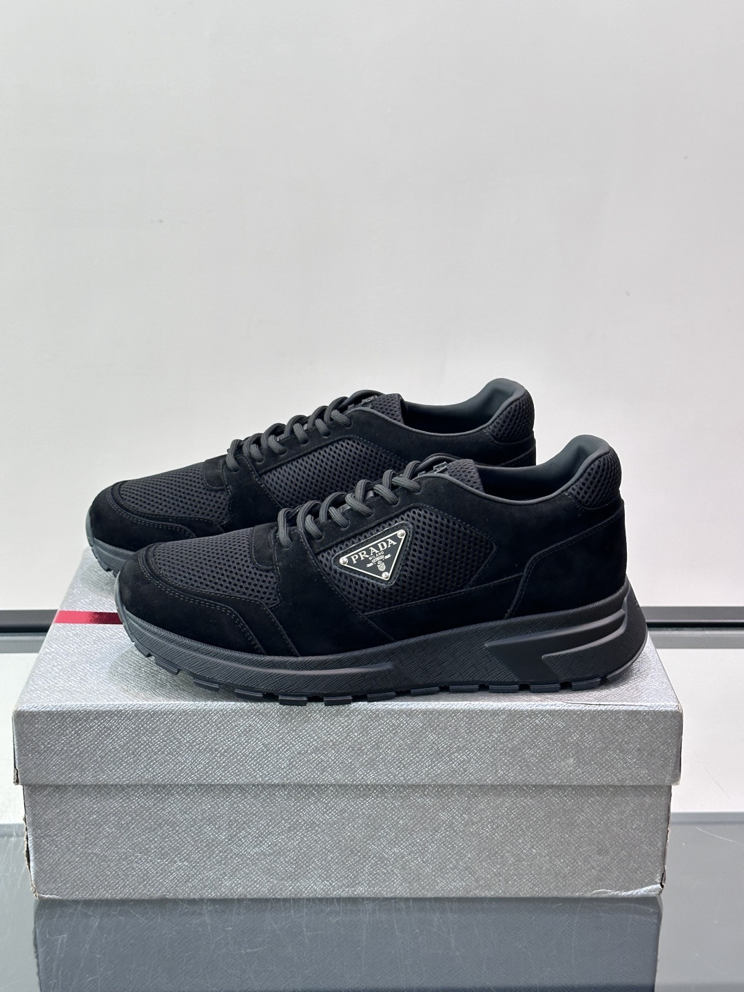 👟Prada网布运动鞋，采用透气网布+皮革拼接，简约又有辨识度✨。侧面三角标超有品牌感，白色橡胶鞋底舒适耐磨，日常穿搭或