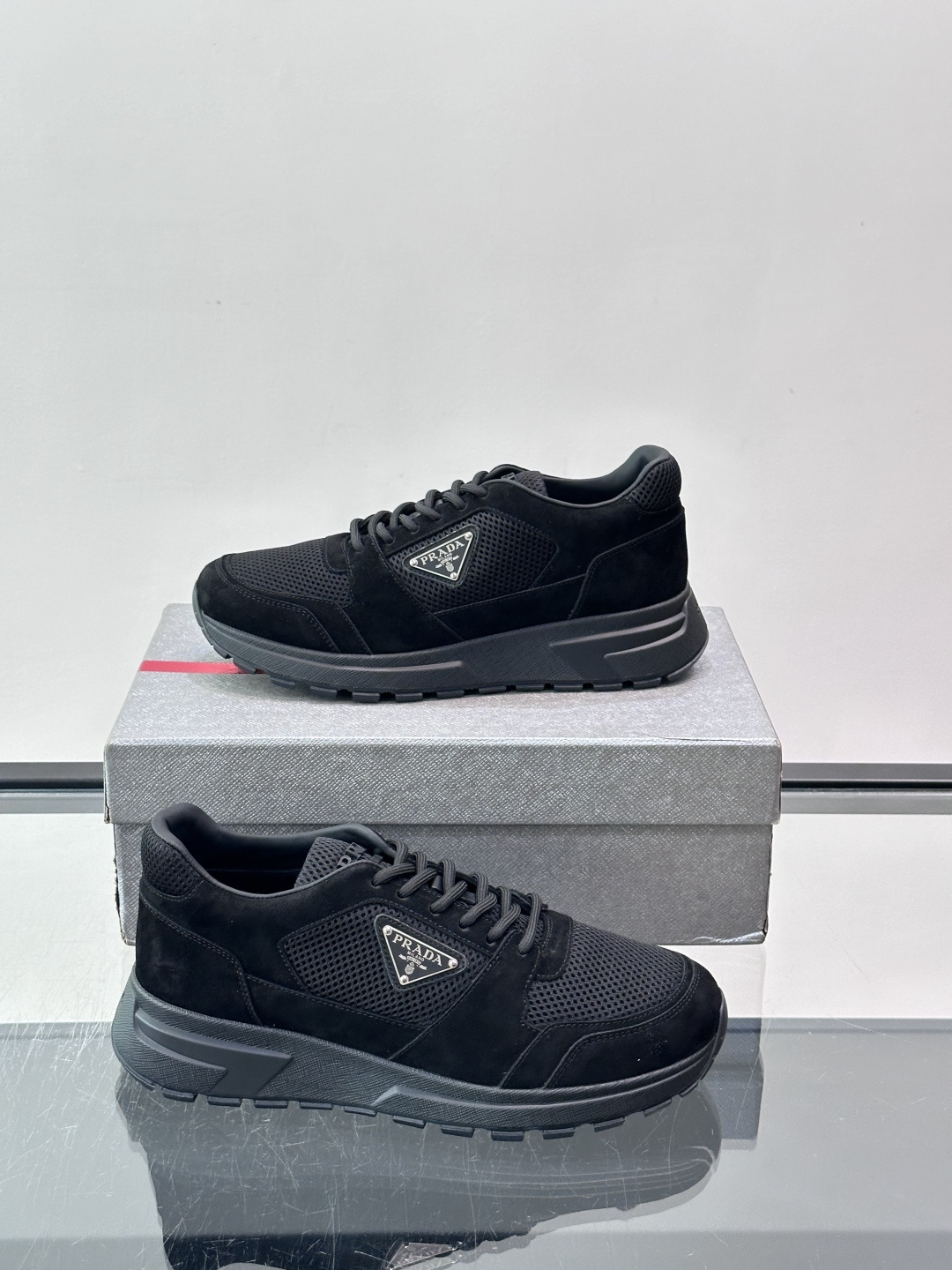 👟Prada网布运动鞋，采用透气网布+皮革拼接，简约又有辨识度✨。侧面三角标超有品牌感，白色橡胶鞋底舒适耐磨，日常穿搭或