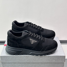 👟Prada网布运动鞋,采用透气网布+皮革拼接,简约又有辨识度✨。侧面三角标超有品牌感,白色橡胶鞋底舒适耐磨,日常穿搭或 👟Prada网布运动鞋,采用透气网布+皮革拼接,简约又有辨识度✨。侧面三角标超有品牌感,白色橡胶鞋底舒适耐磨,日常穿搭或