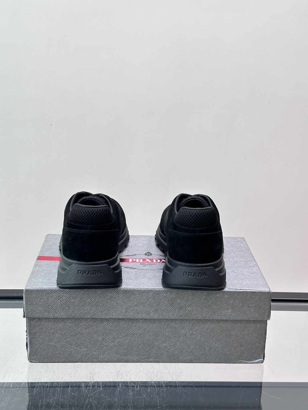 👟Prada网布运动鞋，采用透气网布+皮革拼接，简约又有辨识度✨。侧面三角标超有品牌感，白色橡胶鞋底舒适耐磨，日常穿搭或
