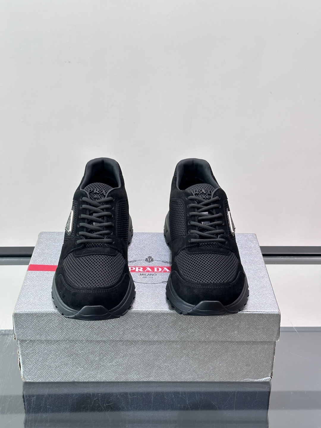 👟Prada网布运动鞋，采用透气网布+皮革拼接，简约又有辨识度✨。侧面三角标超有品牌感，白色橡胶鞋底舒适耐磨，日常穿搭或