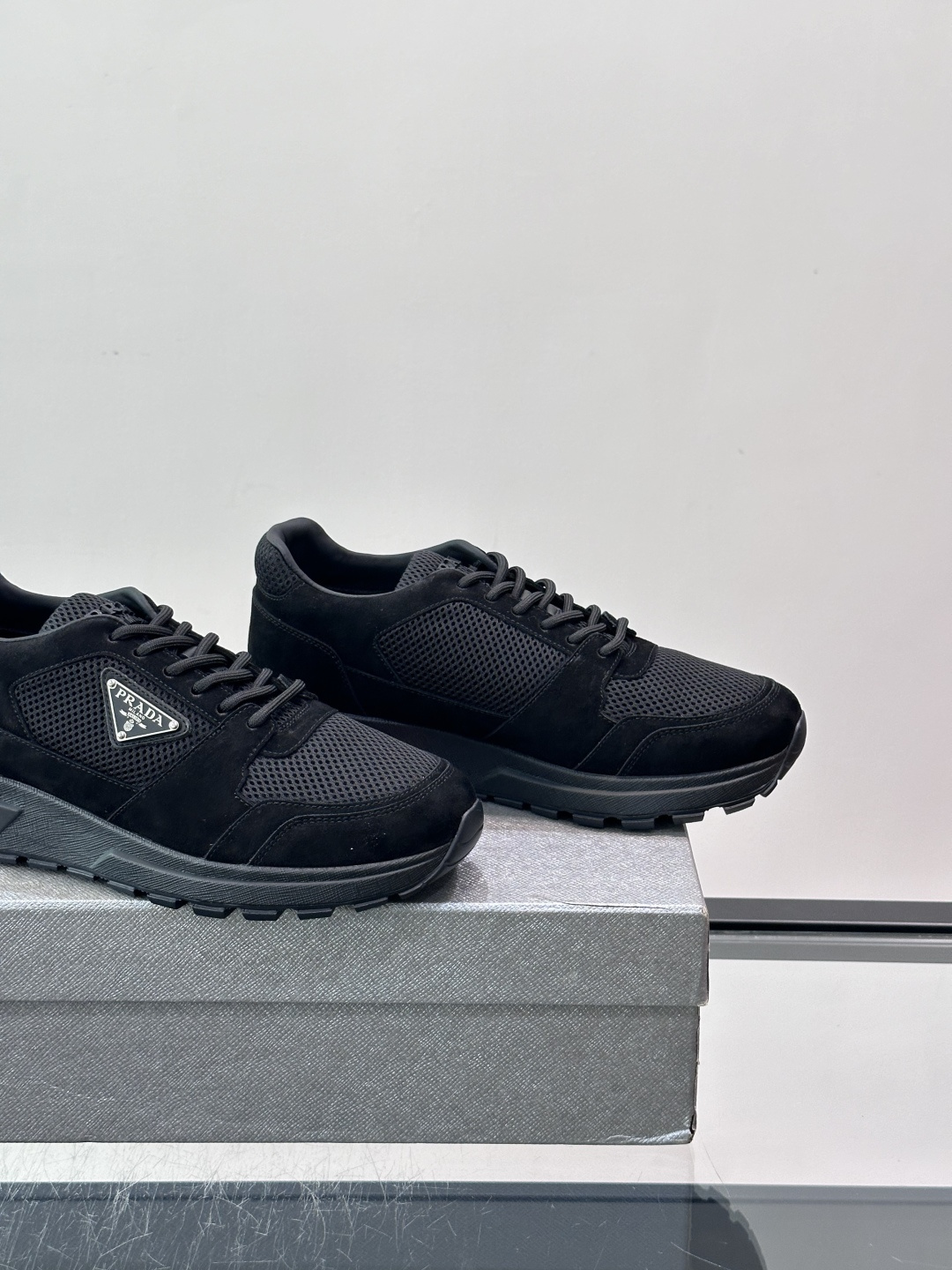 👟Prada网布运动鞋，采用透气网布+皮革拼接，简约又有辨识度✨。侧面三角标超有品牌感，白色橡胶鞋底舒适耐磨，日常穿搭或