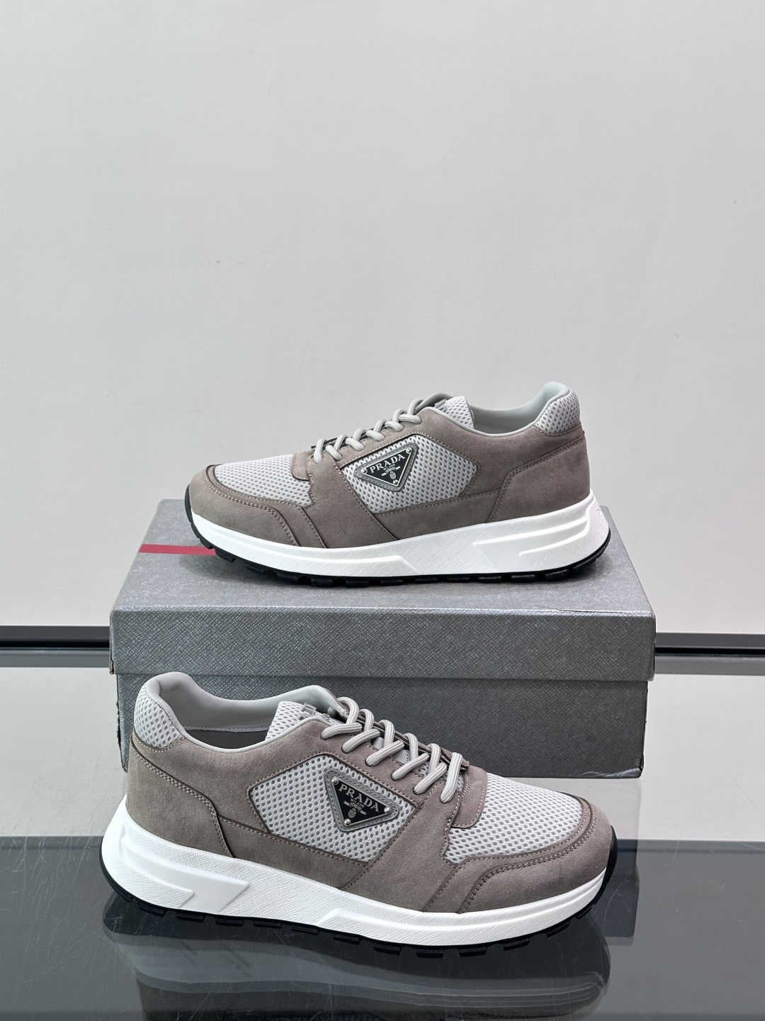 👟Prada网布运动鞋，采用透气网布+皮革拼接，简约又有辨识度✨。侧面三角标超有品牌感，白色橡胶鞋底舒适耐磨，日常穿搭或