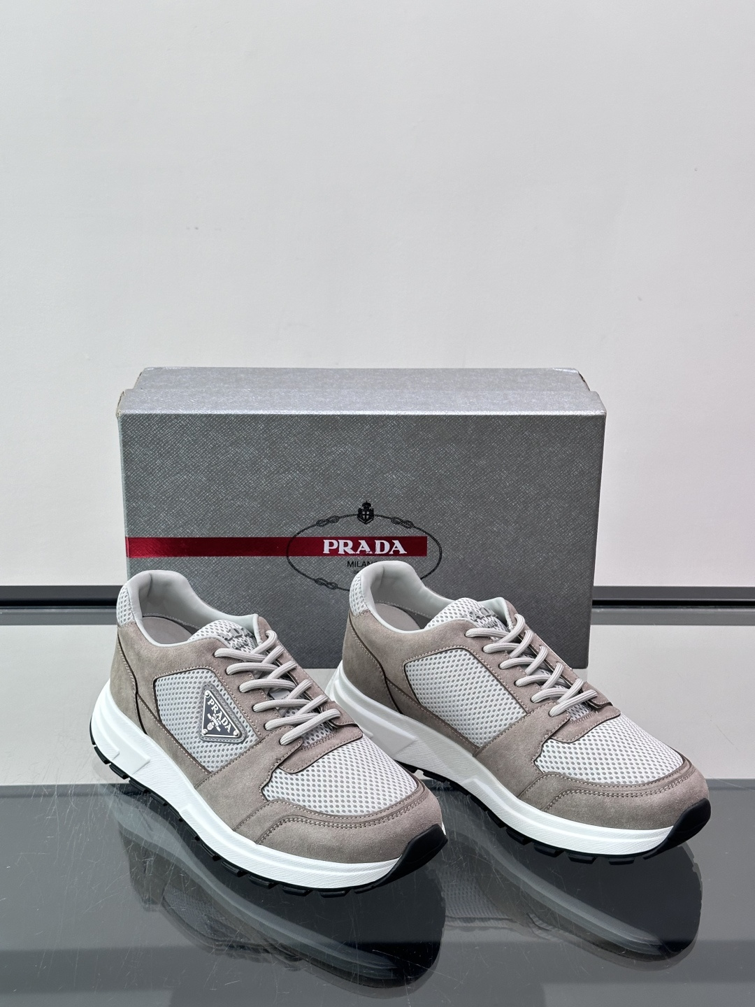 👟Prada网布运动鞋，采用透气网布+皮革拼接，简约又有辨识度✨。侧面三角标超有品牌感，白色橡胶鞋底舒适耐磨，日常穿搭或