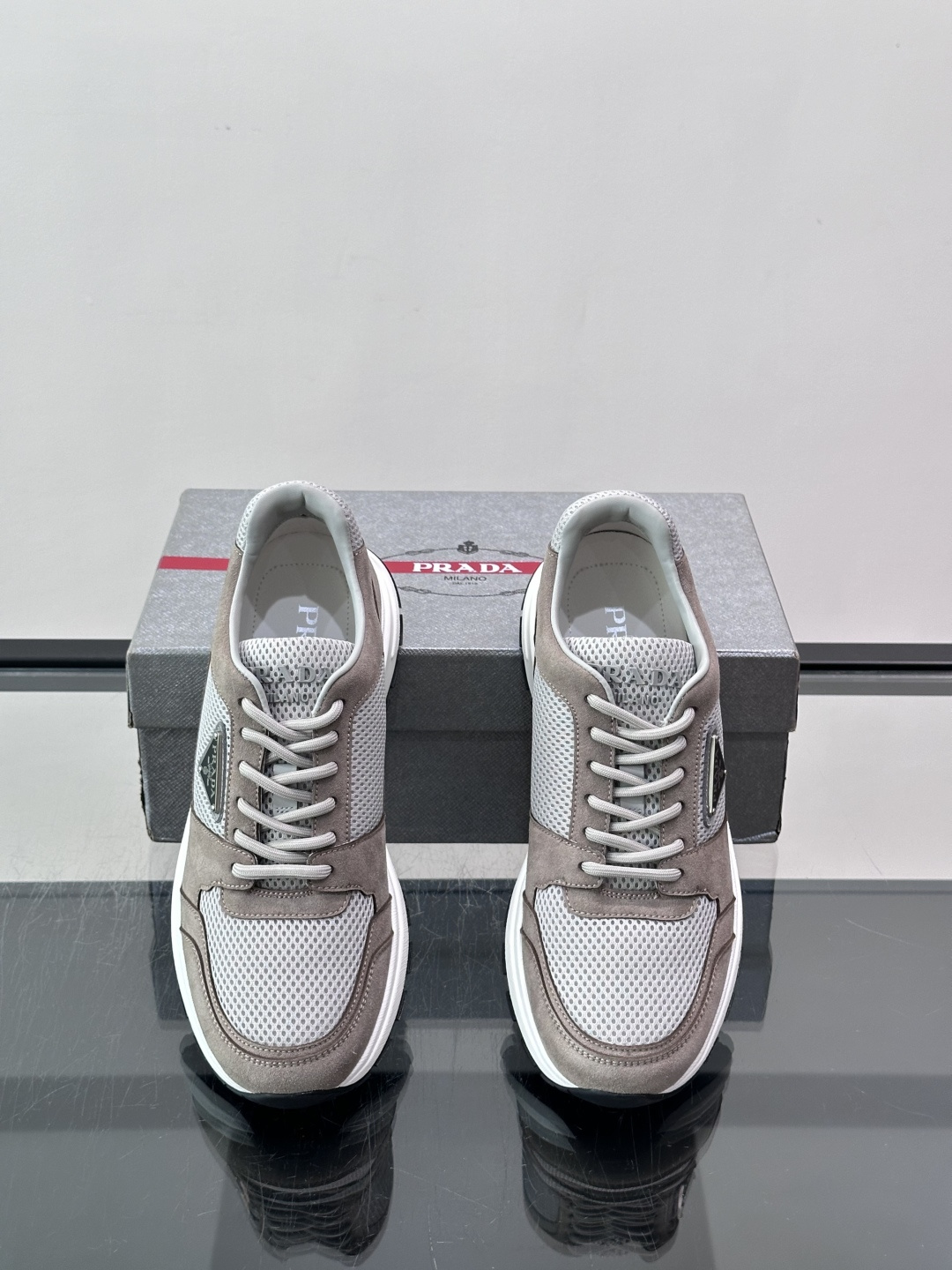 👟Prada网布运动鞋，采用透气网布+皮革拼接，简约又有辨识度✨。侧面三角标超有品牌感，白色橡胶鞋底舒适耐磨，日常穿搭或