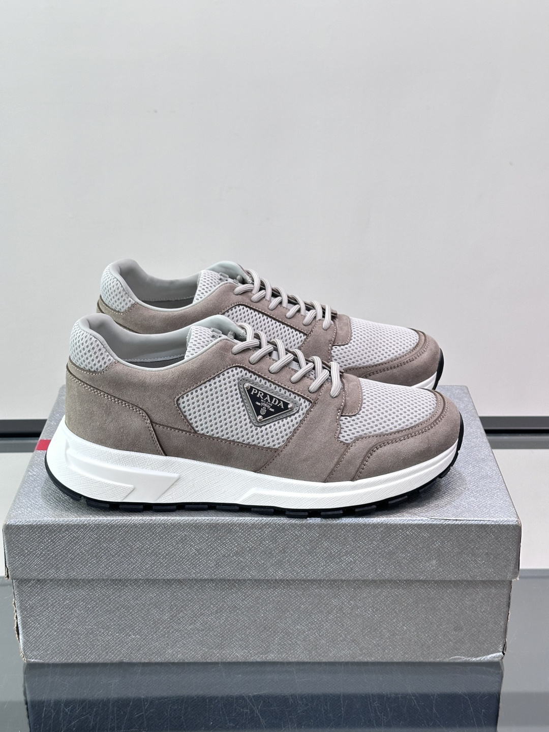 👟Prada网布运动鞋,采用透气网布+皮革拼接,简约又有辨识度✨。侧面三角标超有品牌感,白色橡胶鞋底舒适耐磨,日常穿搭或 👟Prada网布运动鞋,采用透气网布+皮革拼接,简约又有辨识度✨。侧面三角标超有品牌感,白色橡胶鞋底舒适耐磨,日常穿搭或