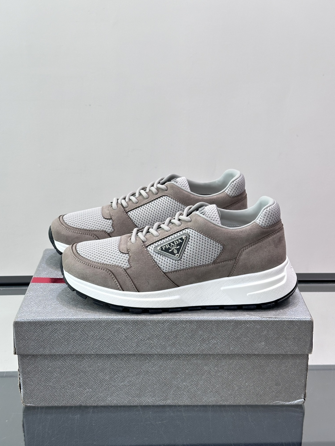👟Prada网布运动鞋，采用透气网布+皮革拼接，简约又有辨识度✨。侧面三角标超有品牌感，白色橡胶鞋底舒适耐磨，日常穿搭或