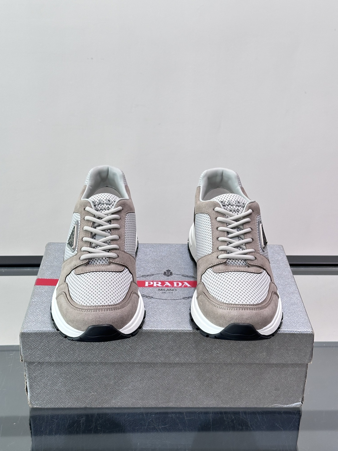 👟Prada网布运动鞋，采用透气网布+皮革拼接，简约又有辨识度✨。侧面三角标超有品牌感，白色橡胶鞋底舒适耐磨，日常穿搭或
