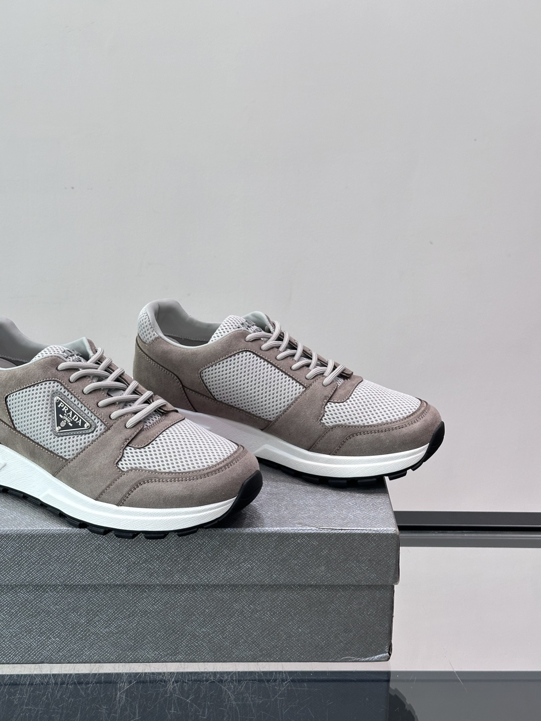 👟Prada网布运动鞋，采用透气网布+皮革拼接，简约又有辨识度✨。侧面三角标超有品牌感，白色橡胶鞋底舒适耐磨，日常穿搭或