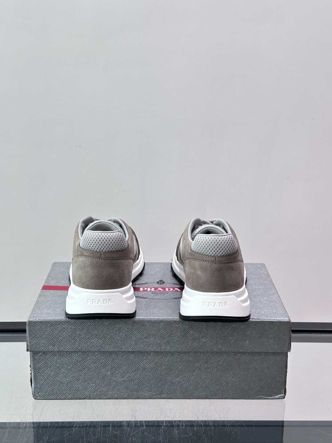 👟Prada网布运动鞋，采用透气网布+皮革拼接，简约又有辨识度✨。侧面三角标超有品牌感，白色橡胶鞋底舒适耐磨，日常穿搭或
