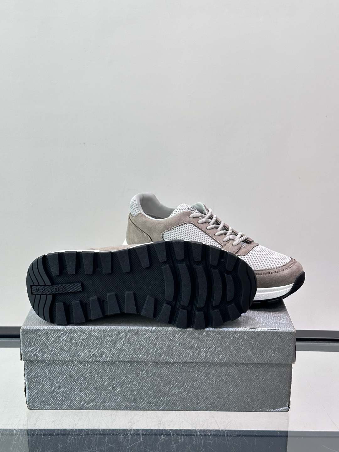 👟Prada网布运动鞋，采用透气网布+皮革拼接，简约又有辨识度✨。侧面三角标超有品牌感，白色橡胶鞋底舒适耐磨，日常穿搭或