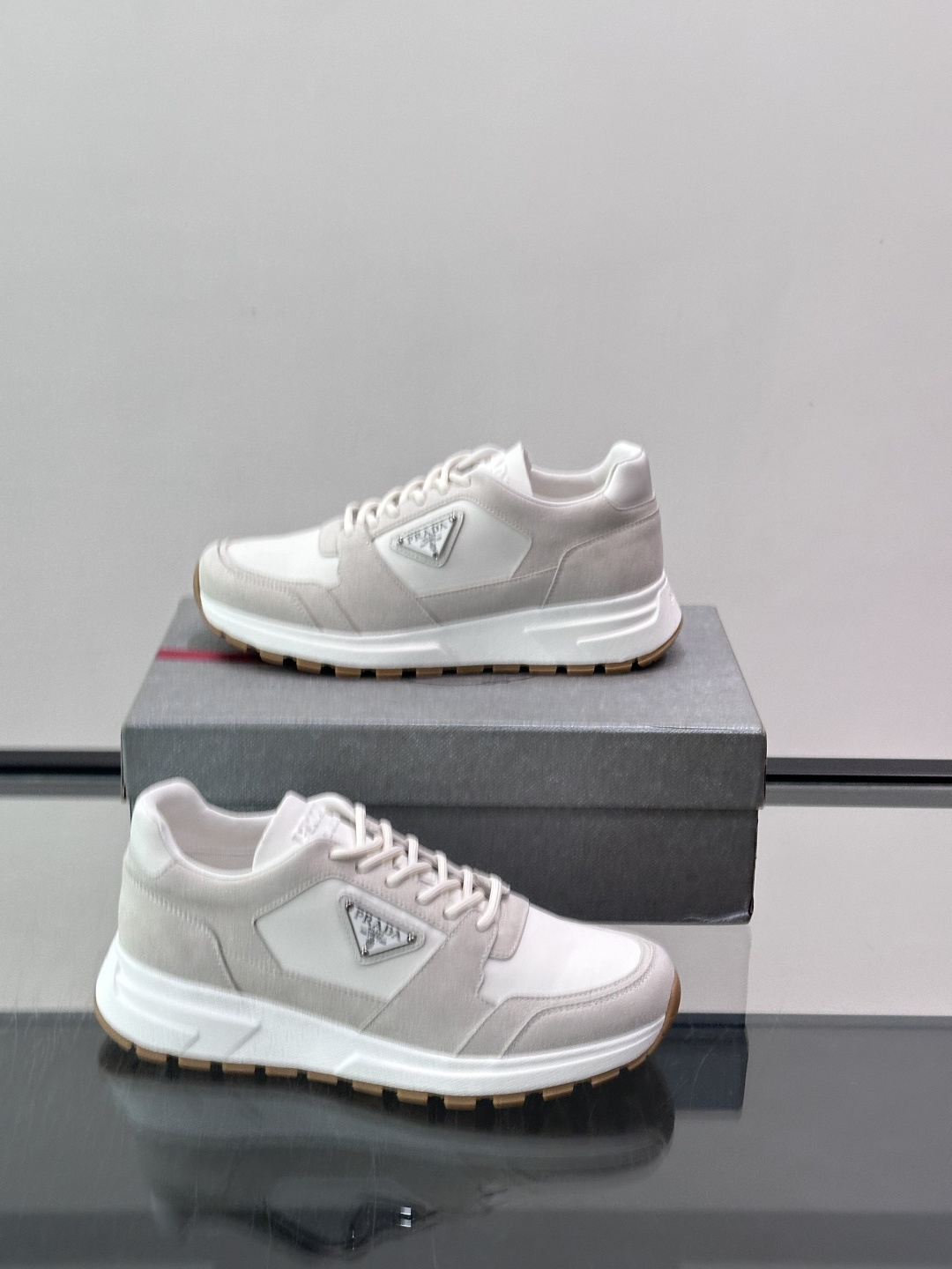 👟Prada网布运动鞋，采用透气网布+皮革拼接，简约又有辨识度✨。侧面三角标超有品牌感，白色橡胶鞋底舒适耐磨，日常穿搭或