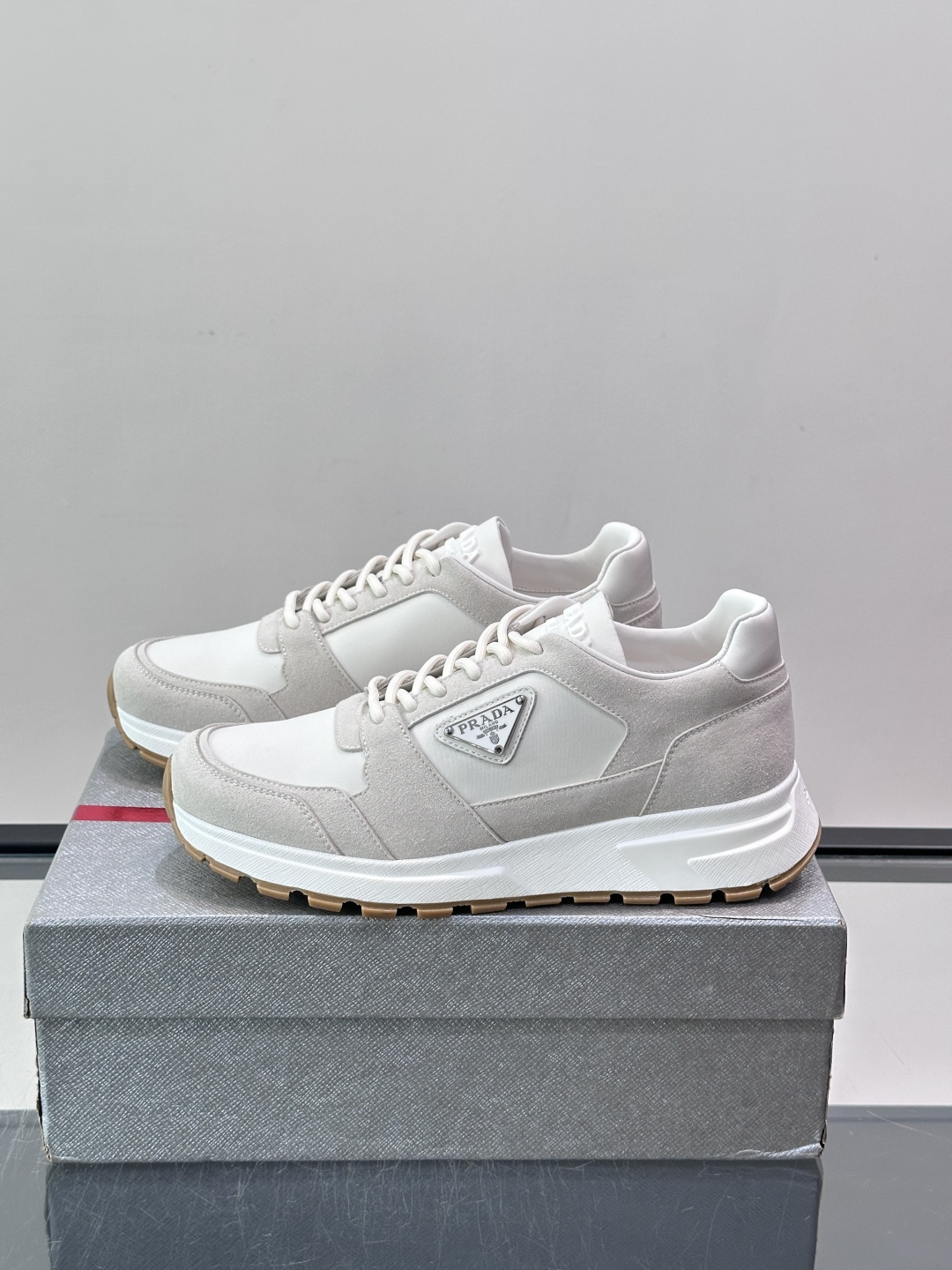 👟Prada网布运动鞋，采用透气网布+皮革拼接，简约又有辨识度✨。侧面三角标超有品牌感，白色橡胶鞋底舒适耐磨，日常穿搭或