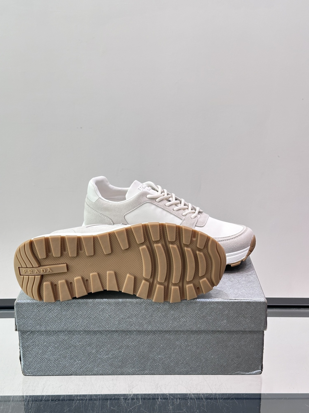 👟Prada网布运动鞋，采用透气网布+皮革拼接，简约又有辨识度✨。侧面三角标超有品牌感，白色橡胶鞋底舒适耐磨，日常穿搭或