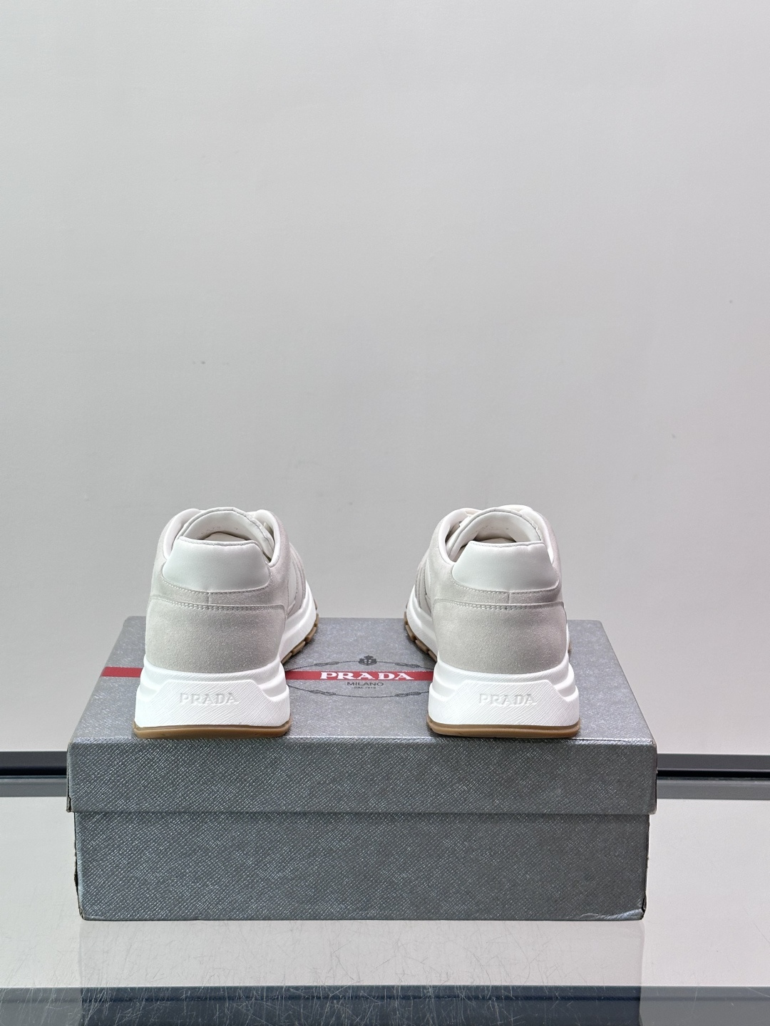 👟Prada网布运动鞋，采用透气网布+皮革拼接，简约又有辨识度✨。侧面三角标超有品牌感，白色橡胶鞋底舒适耐磨，日常穿搭或
