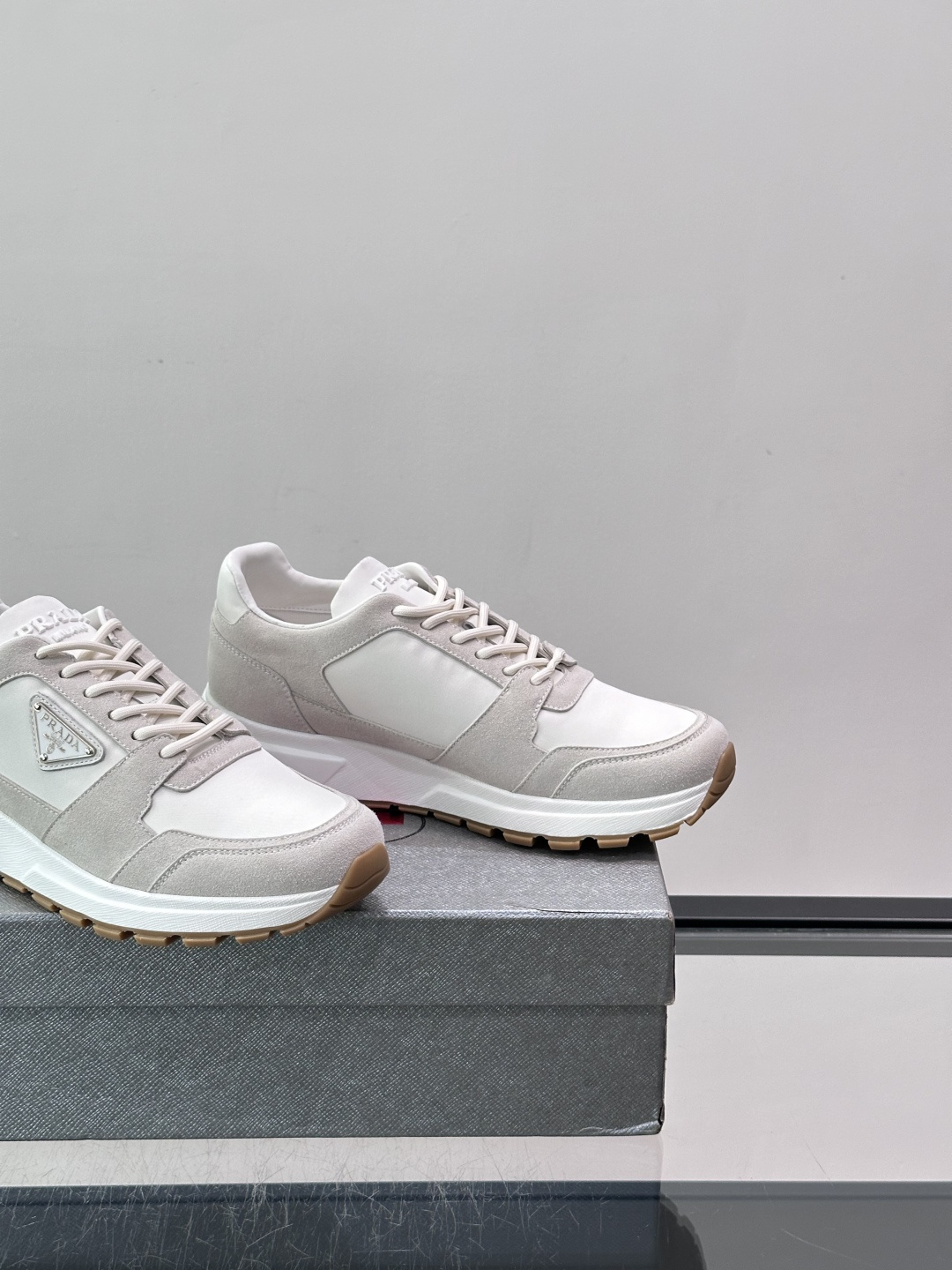 👟Prada网布运动鞋，采用透气网布+皮革拼接，简约又有辨识度✨。侧面三角标超有品牌感，白色橡胶鞋底舒适耐磨，日常穿搭或