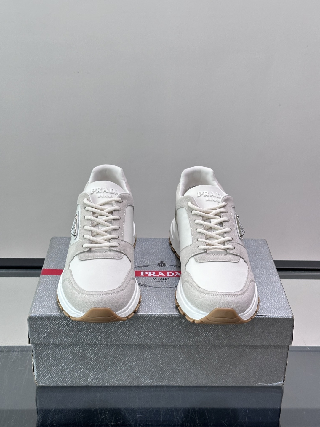 👟Prada网布运动鞋，采用透气网布+皮革拼接，简约又有辨识度✨。侧面三角标超有品牌感，白色橡胶鞋底舒适耐磨，日常穿搭或