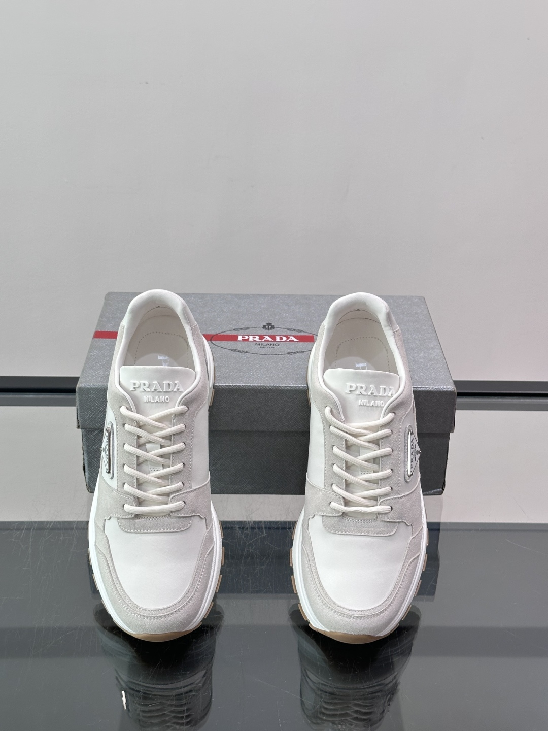 👟Prada网布运动鞋，采用透气网布+皮革拼接，简约又有辨识度✨。侧面三角标超有品牌感，白色橡胶鞋底舒适耐磨，日常穿搭或