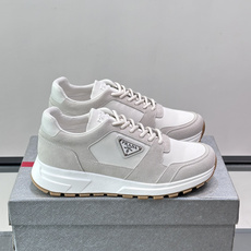 👟Prada网布运动鞋,采用透气网布+皮革拼接,简约又有辨识度✨。侧面三角标超有品牌感,白色橡胶鞋底舒适耐磨,日常穿搭或 👟Prada网布运动鞋,采用透气网布+皮革拼接,简约又有辨识度✨。侧面三角标超有品牌感,白色橡胶鞋底舒适耐磨,日常穿搭或