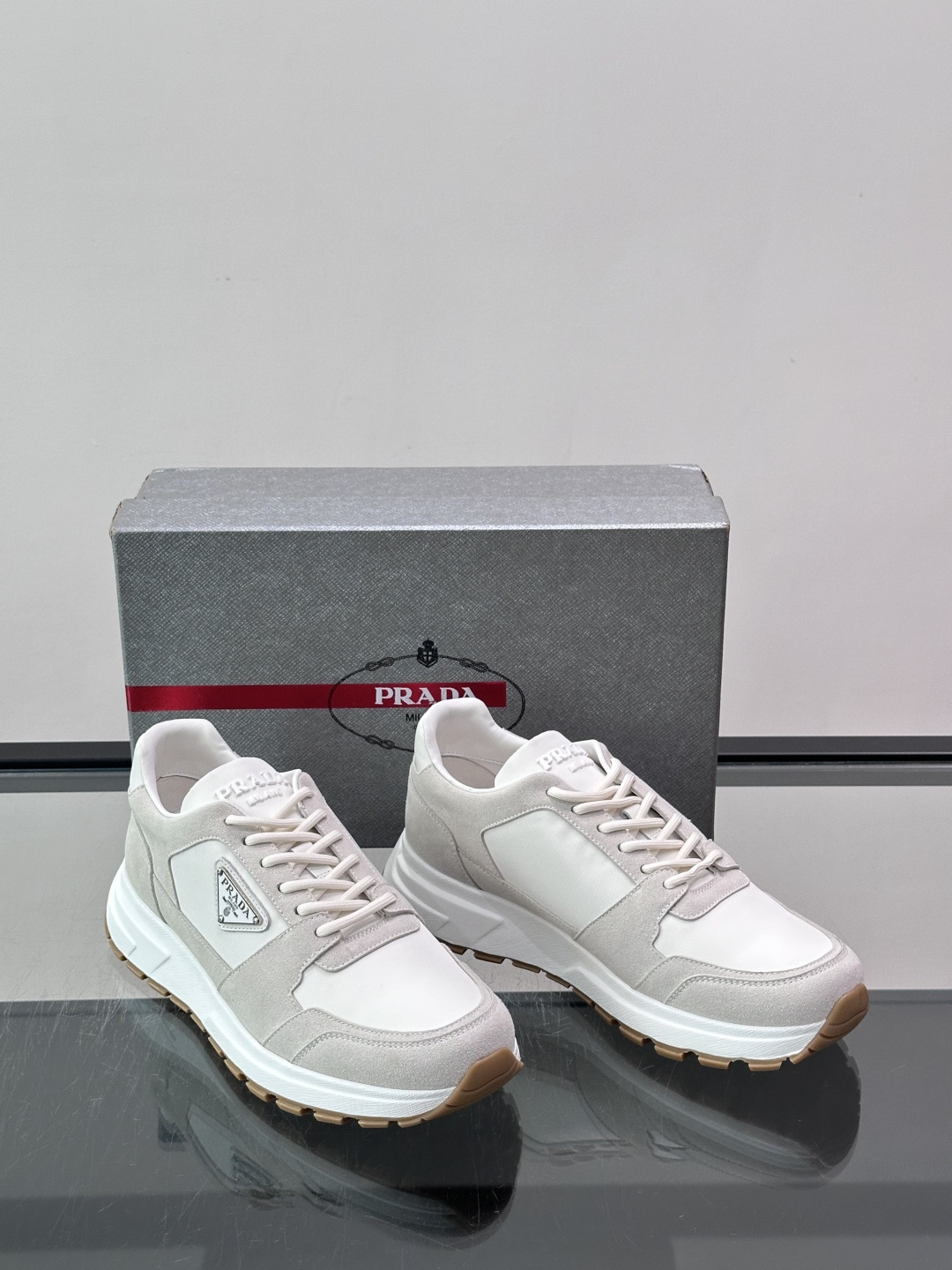 👟Prada网布运动鞋，采用透气网布+皮革拼接，简约又有辨识度✨。侧面三角标超有品牌感，白色橡胶鞋底舒适耐磨，日常穿搭或
