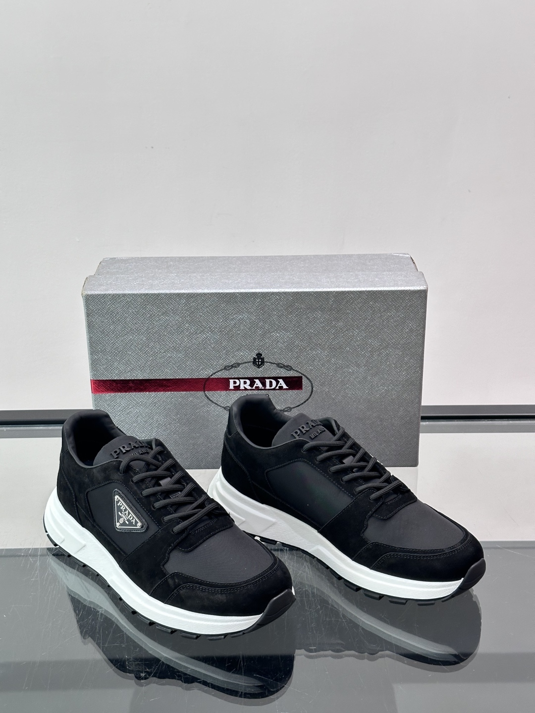 👟Prada网布运动鞋，采用透气网布+皮革拼接，简约又有辨识度✨。侧面三角标超有品牌感，白色橡胶鞋底舒适耐磨，日常穿搭或
