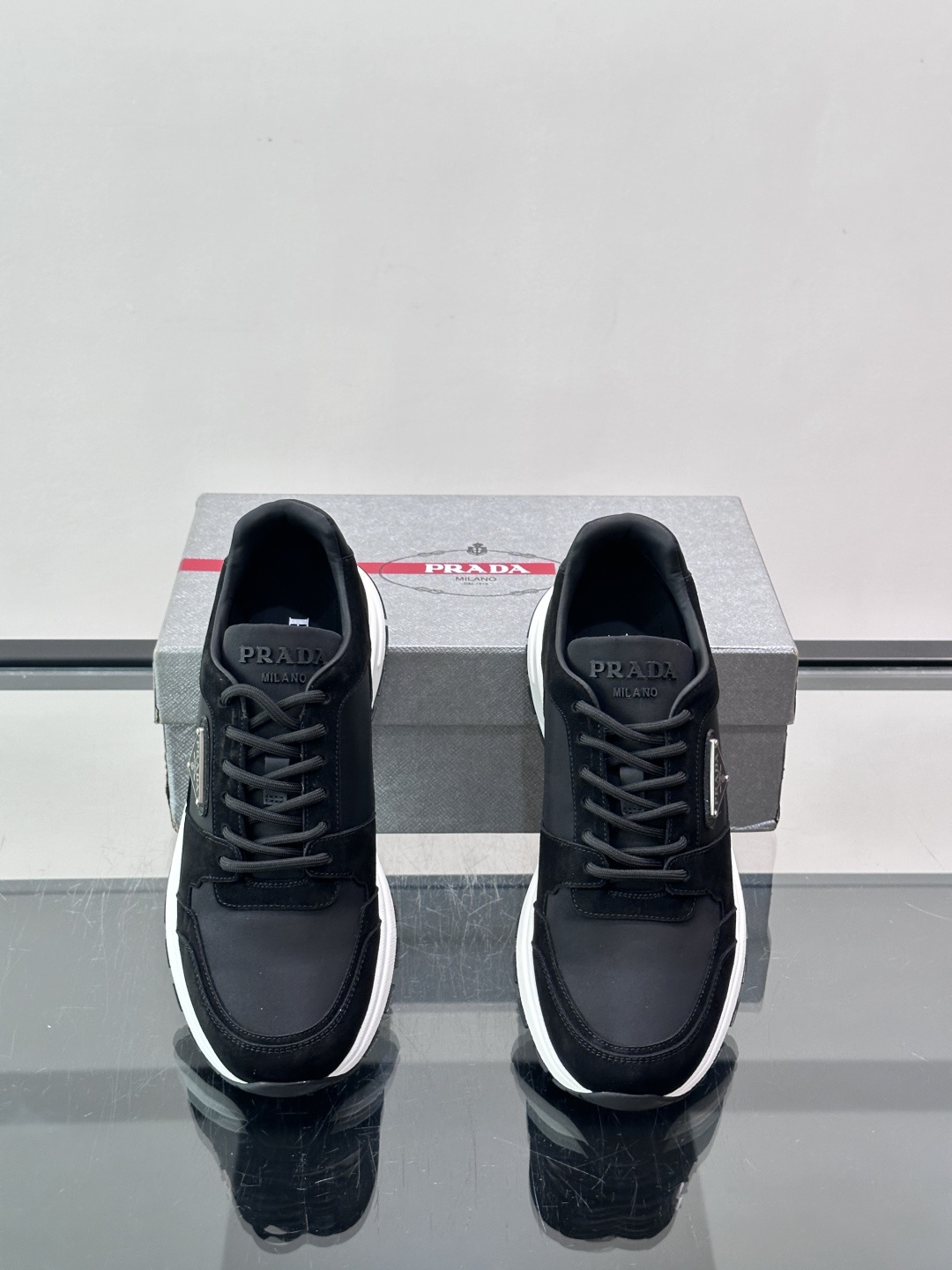 👟Prada网布运动鞋，采用透气网布+皮革拼接，简约又有辨识度✨。侧面三角标超有品牌感，白色橡胶鞋底舒适耐磨，日常穿搭或