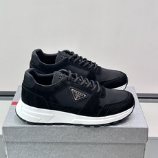 👟Prada网布运动鞋,采用透气网布+皮革拼接,简约又有辨识度✨。侧面三角标超有品牌感,白色橡胶鞋底舒适耐磨,日常穿搭或 👟Prada网布运动鞋,采用透气网布+皮革拼接,简约又有辨识度✨。侧面三角标超有品牌感,白色橡胶鞋底舒适耐磨,日常穿搭或