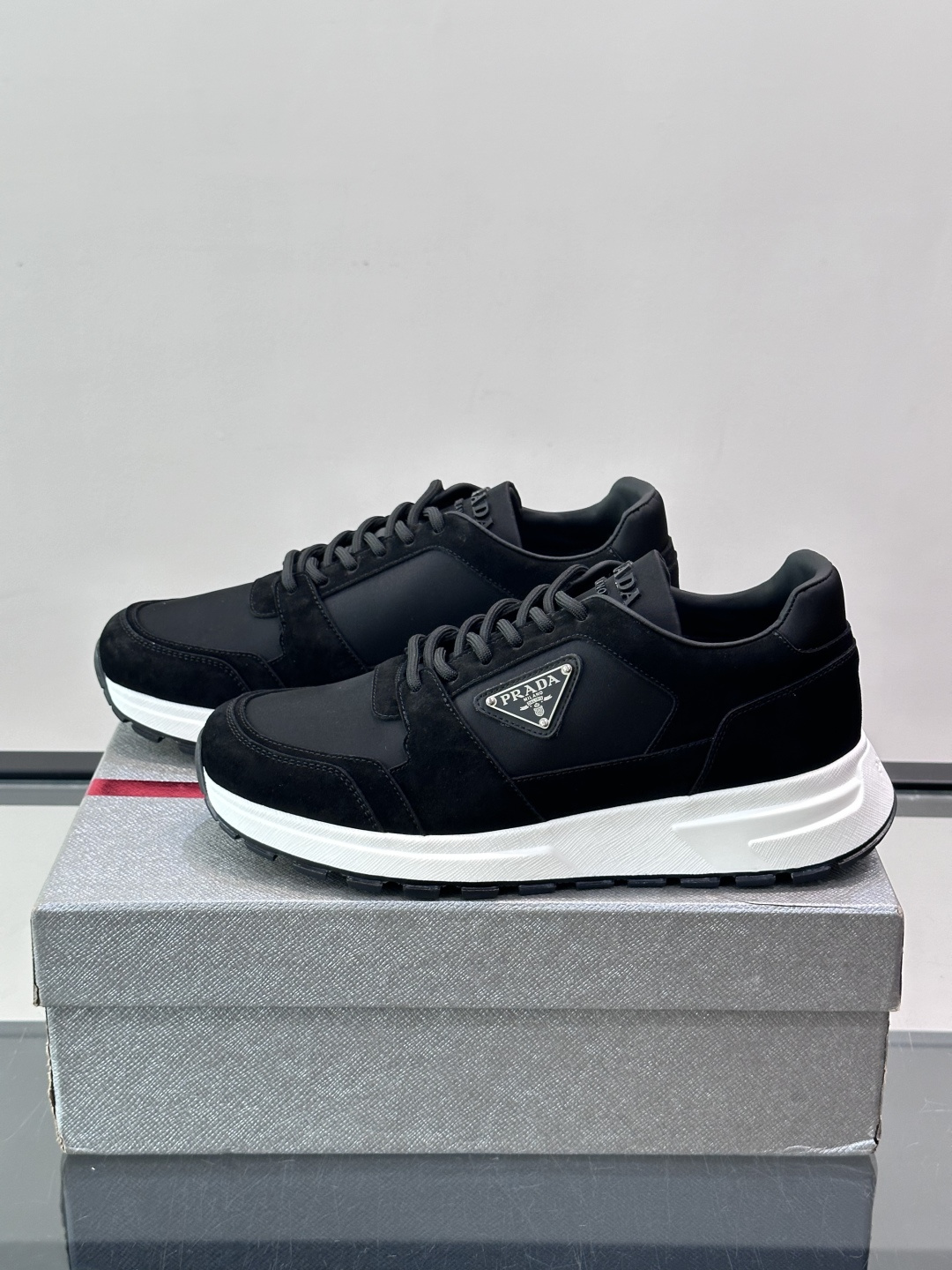👟Prada网布运动鞋，采用透气网布+皮革拼接，简约又有辨识度✨。侧面三角标超有品牌感，白色橡胶鞋底舒适耐磨，日常穿搭或