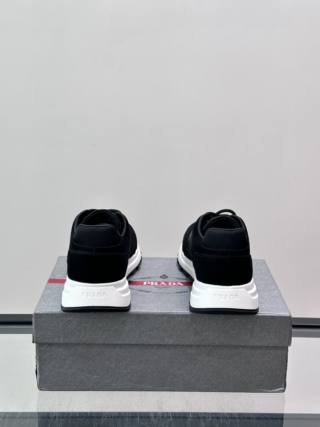 👟Prada网布运动鞋，采用透气网布+皮革拼接，简约又有辨识度✨。侧面三角标超有品牌感，白色橡胶鞋底舒适耐磨，日常穿搭或