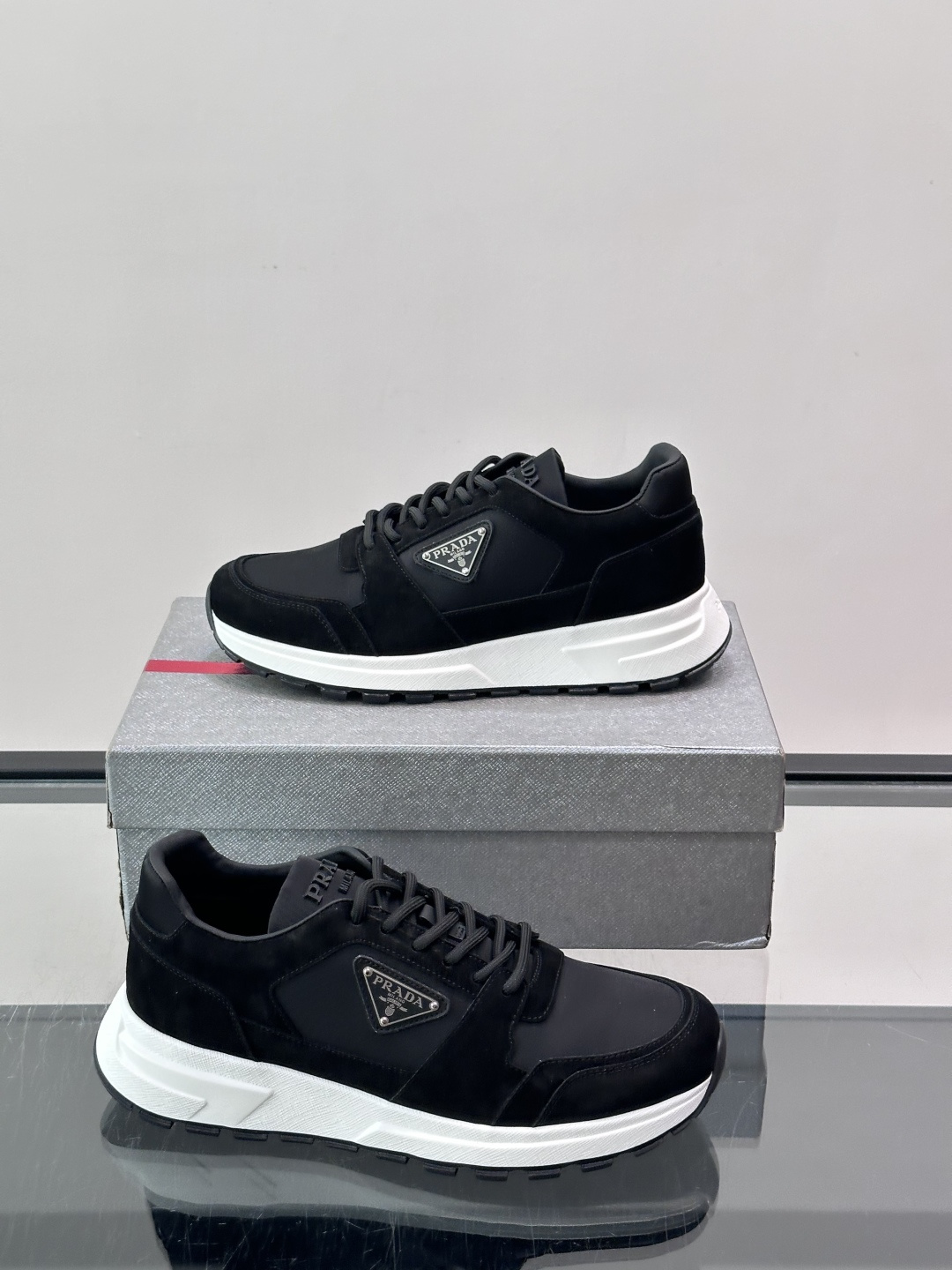 👟Prada网布运动鞋，采用透气网布+皮革拼接，简约又有辨识度✨。侧面三角标超有品牌感，白色橡胶鞋底舒适耐磨，日常穿搭或