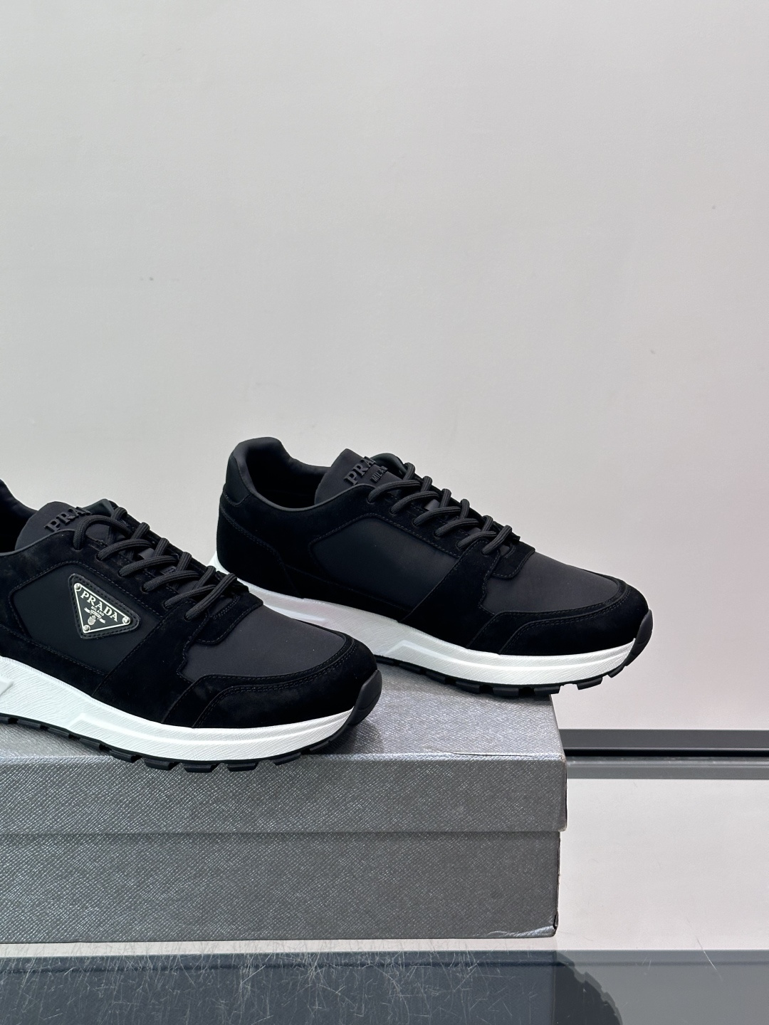 👟Prada网布运动鞋，采用透气网布+皮革拼接，简约又有辨识度✨。侧面三角标超有品牌感，白色橡胶鞋底舒适耐磨，日常穿搭或