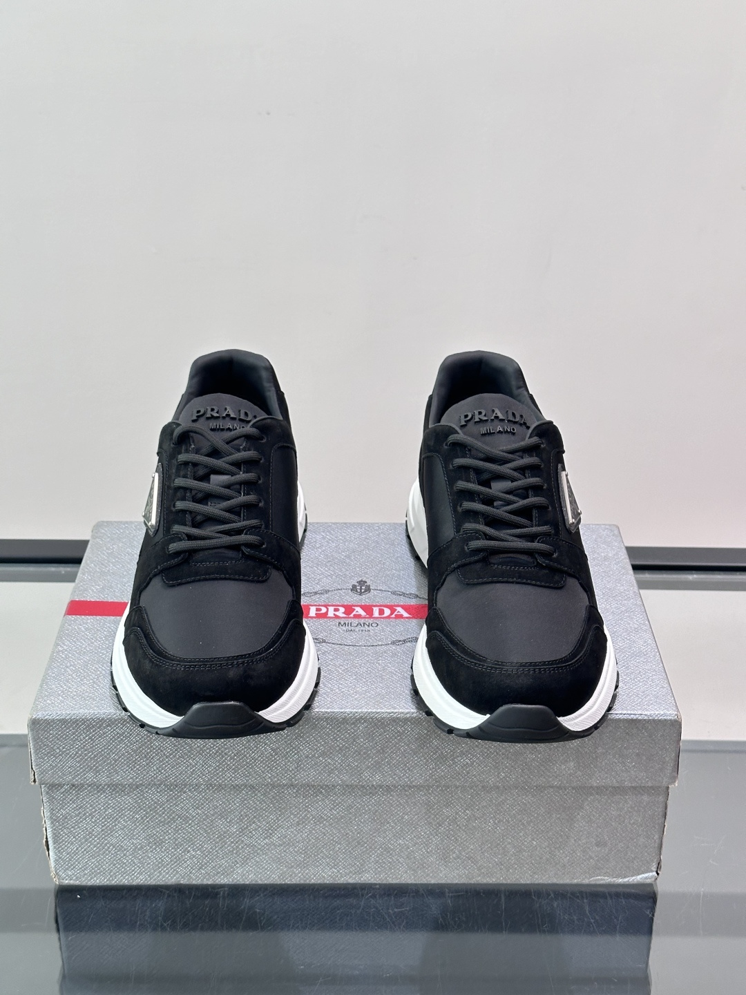 👟Prada网布运动鞋，采用透气网布+皮革拼接，简约又有辨识度✨。侧面三角标超有品牌感，白色橡胶鞋底舒适耐磨，日常穿搭或