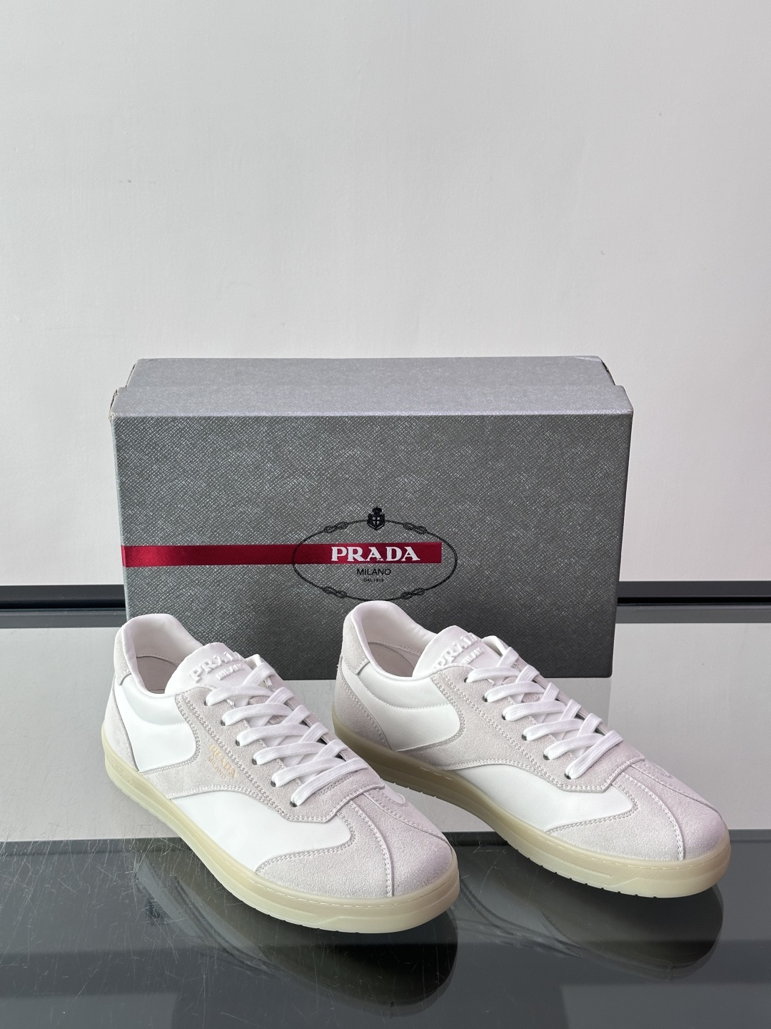 👟Prada男士拼色运动鞋，麂皮+皮革拼接，质感细腻又耐用✨。侧面三角标超有辨识度，配色低调百搭，日常穿搭无压力。橡胶鞋