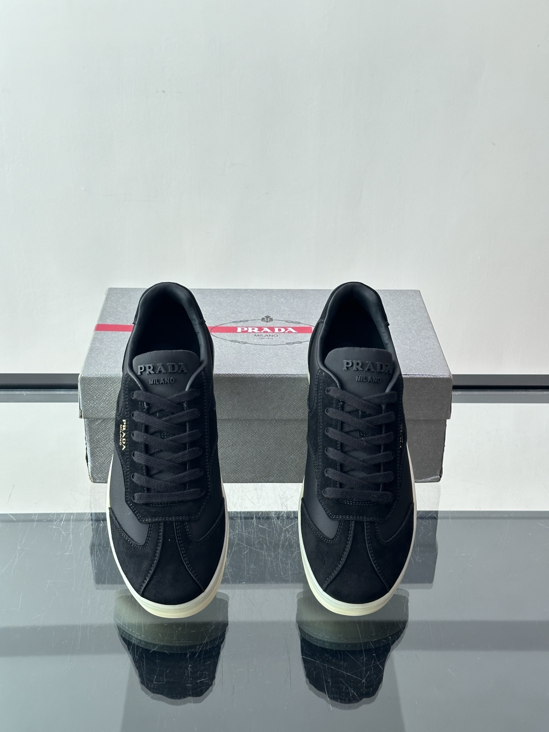 👟Prada男士拼色运动鞋，麂皮+皮革拼接，质感细腻又耐用✨。侧面三角标超有辨识度，配色低调百搭，日常穿搭无压力。橡胶鞋