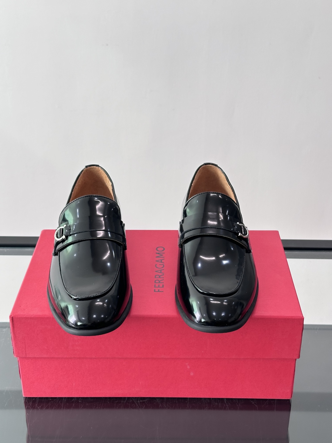 F菲拉格慕男士皮鞋 👞采用真皮材质,质感超高级,英伦风设计简约大方,商务通勤或正式场合都能轻松驾驭👞。一脚蹬设计超方便, F菲拉格慕男士皮鞋 👞采用真皮材质,质感超高级,英伦风设计简约大方,商务通勤或正式场合都能轻松驾驭👞。一脚蹬设计超方便,