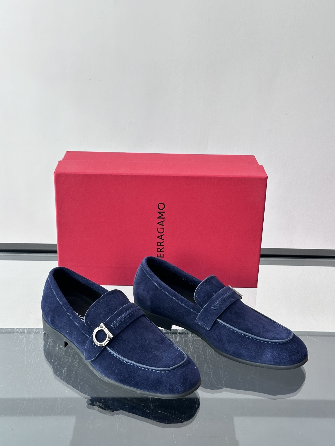 F菲拉格慕男士皮鞋 👞采用真皮材质,质感超高级,英伦风设计简约大方,商务通勤或正式场合都能轻松驾驭👞。一脚蹬设计超方便, F菲拉格慕男士皮鞋 👞采用真皮材质,质感超高级,英伦风设计简约大方,商务通勤或正式场合都能轻松驾驭👞。一脚蹬设计超方便,