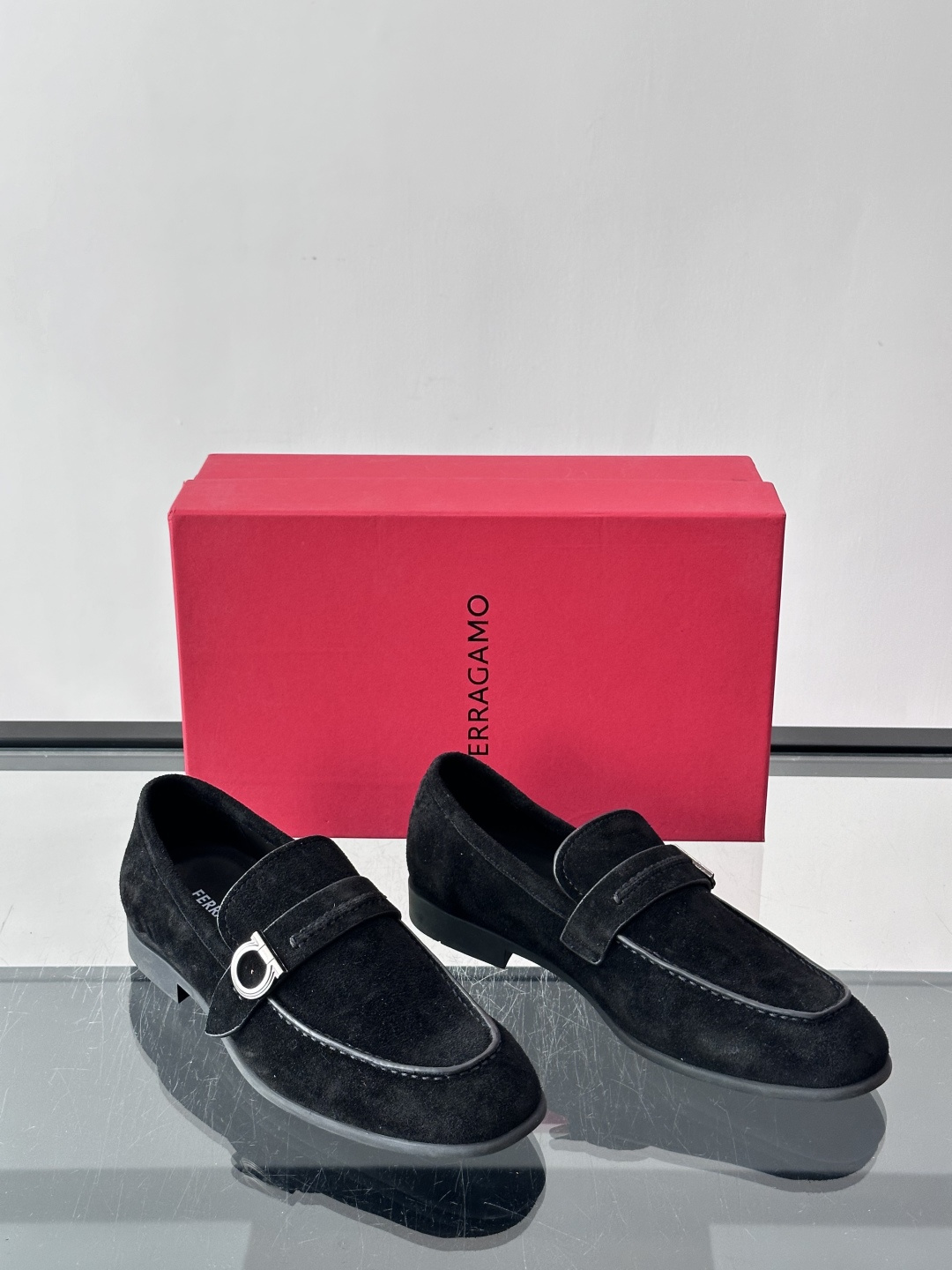 F菲拉格慕男士皮鞋 👞采用真皮材质,质感超高级,英伦风设计简约大方,商务通勤或正式场合都能轻松驾驭👞。一脚蹬设计超方便, F菲拉格慕男士皮鞋 👞采用真皮材质,质感超高级,英伦风设计简约大方,商务通勤或正式场合都能轻松驾驭👞。一脚蹬设计超方便,