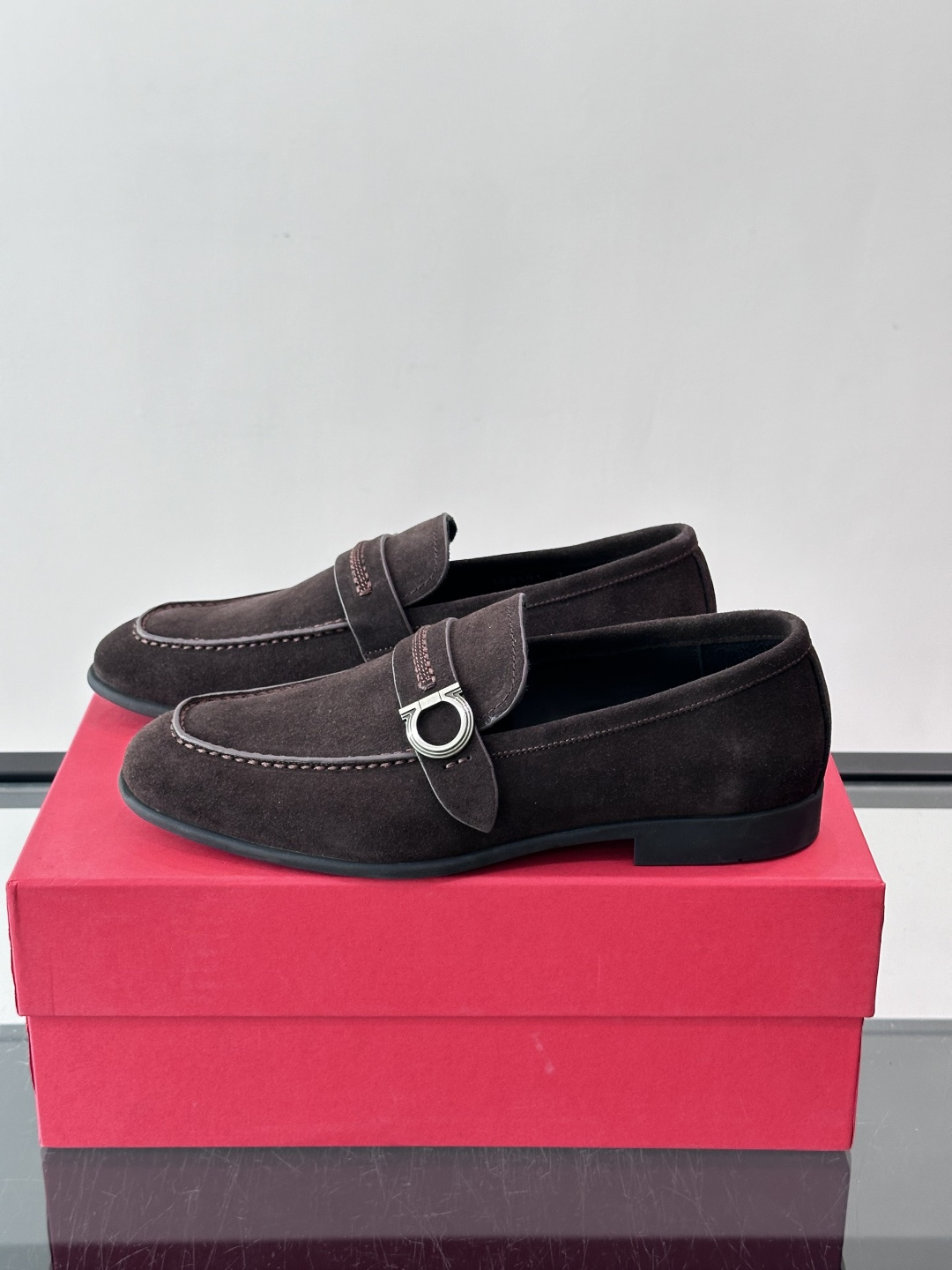 F菲拉格慕男士皮鞋 👞采用真皮材质，质感超高级，英伦风设计简约大方，商务通勤或正式场合都能轻松驾驭👞。一脚蹬设计超方便，