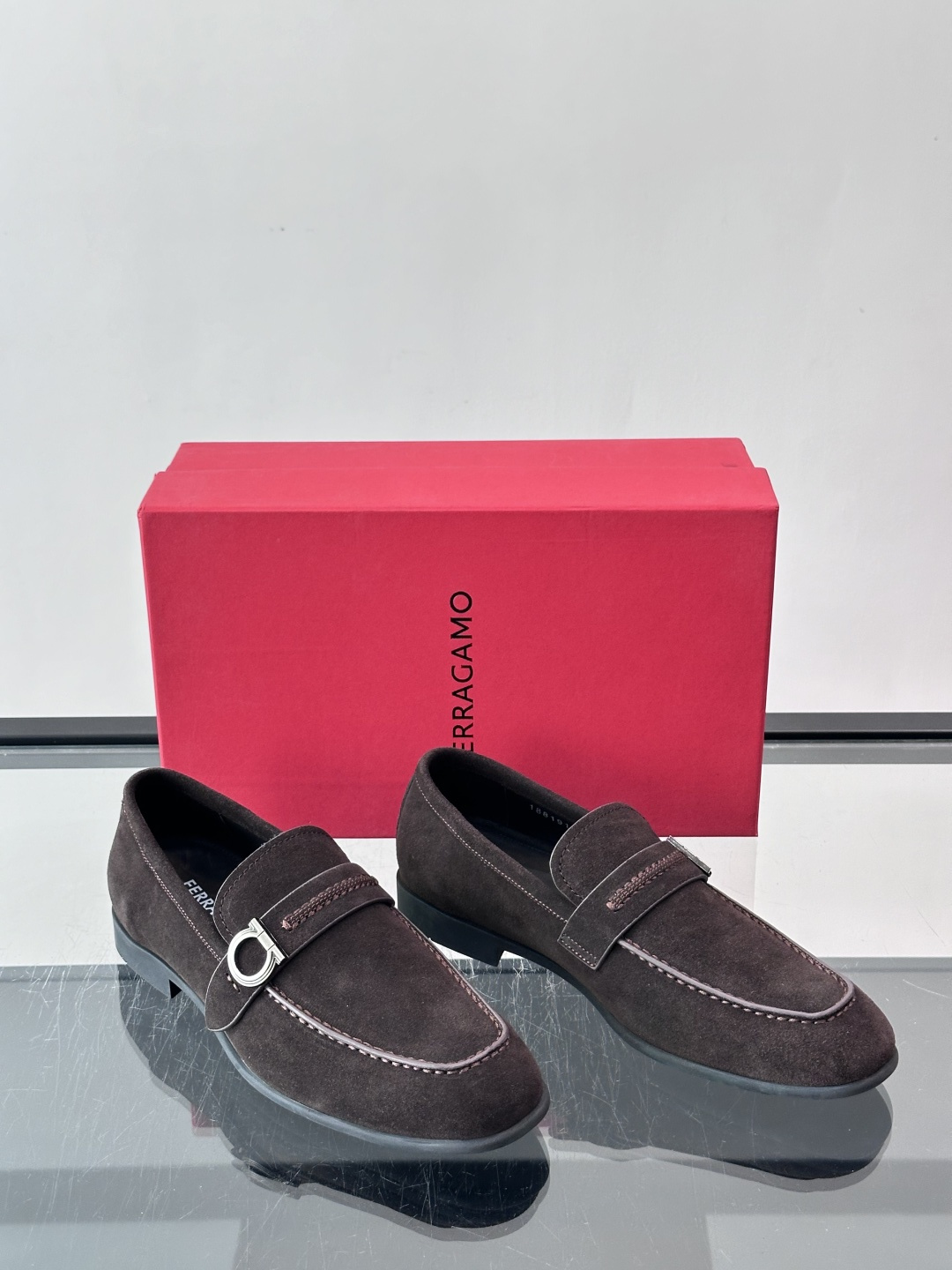 F菲拉格慕男士皮鞋 👞采用真皮材质，质感超高级，英伦风设计简约大方，商务通勤或正式场合都能轻松驾驭👞。一脚蹬设计超方便，