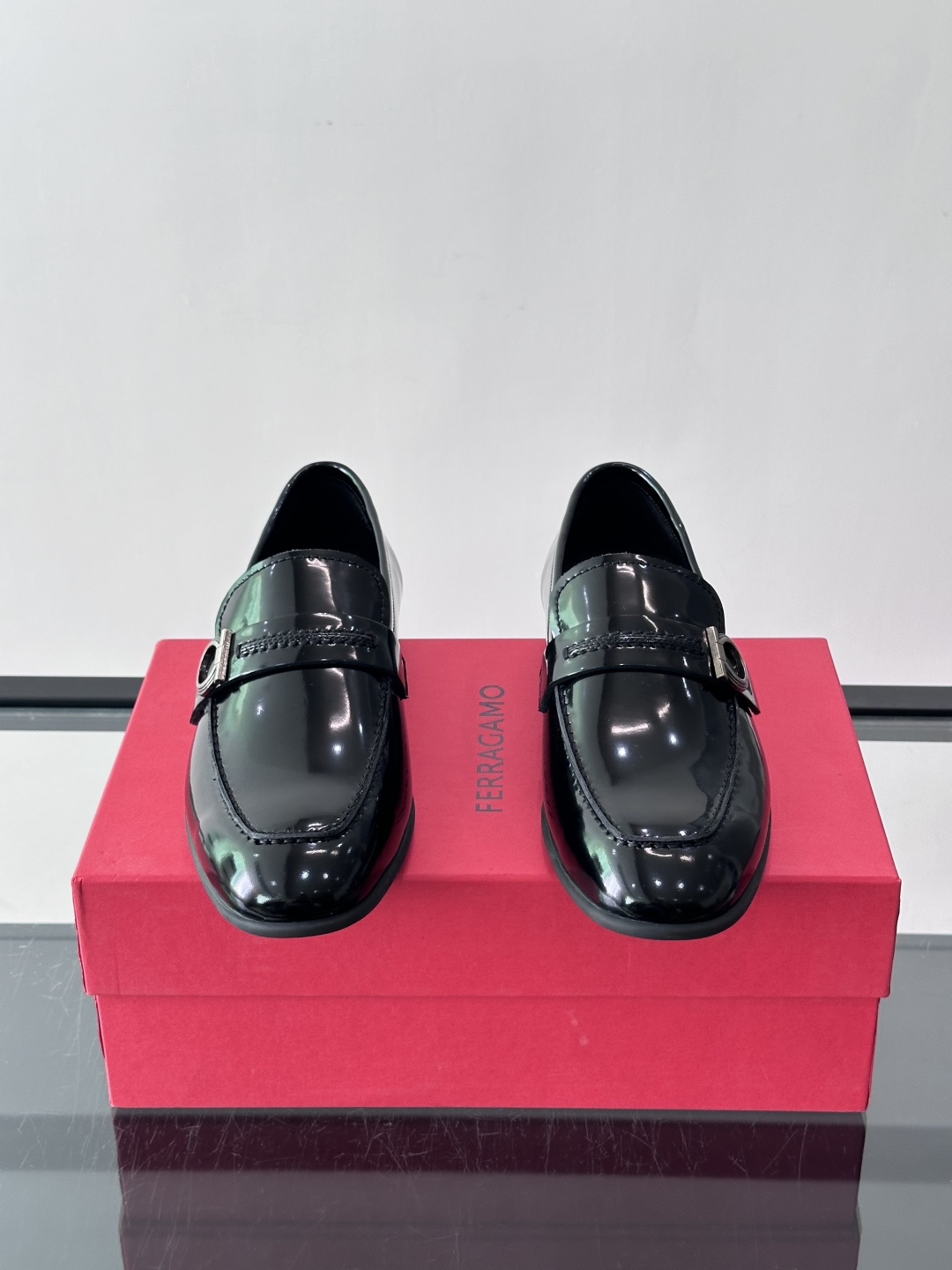 F菲拉格慕男士皮鞋 👞采用真皮材质,质感超高级,英伦风设计简约大方,商务通勤或正式场合都能轻松驾驭👞。一脚蹬设计超方便, F菲拉格慕男士皮鞋 👞采用真皮材质,质感超高级,英伦风设计简约大方,商务通勤或正式场合都能轻松驾驭👞。一脚蹬设计超方便,