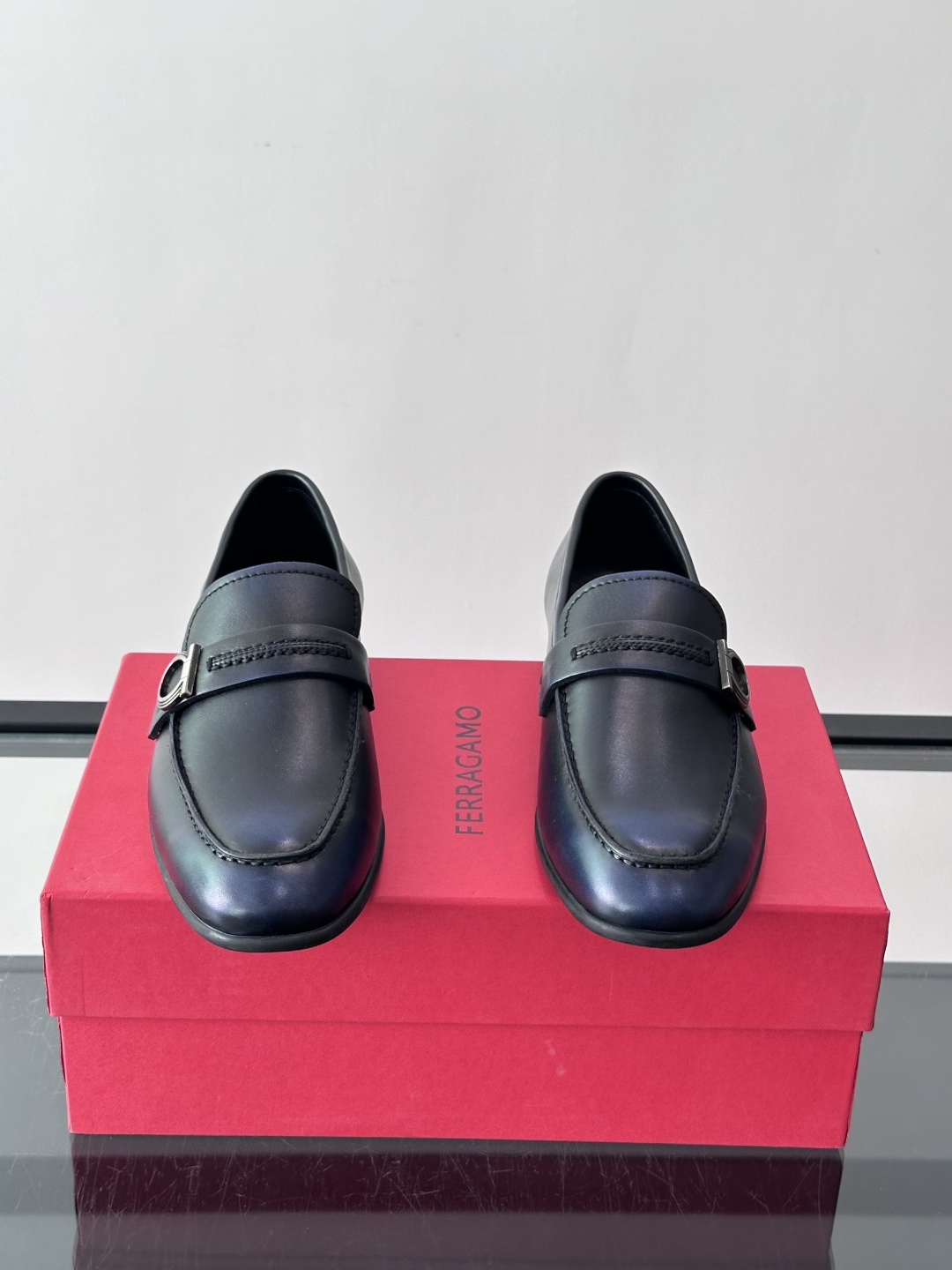 F菲拉格慕男士皮鞋 👞采用真皮材质，质感超高级，英伦风设计简约大方，商务通勤或正式场合都能轻松驾驭👞。一脚蹬设计超方便，