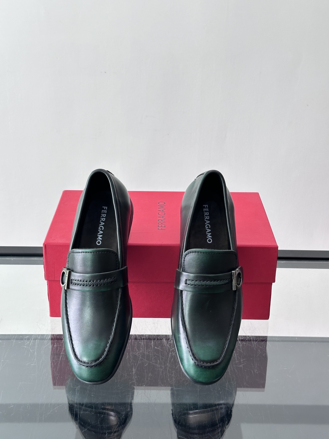 F菲拉格慕男士皮鞋 👞采用真皮材质，质感超高级，英伦风设计简约大方，商务通勤或正式场合都能轻松驾驭👞。一脚蹬设计超方便，