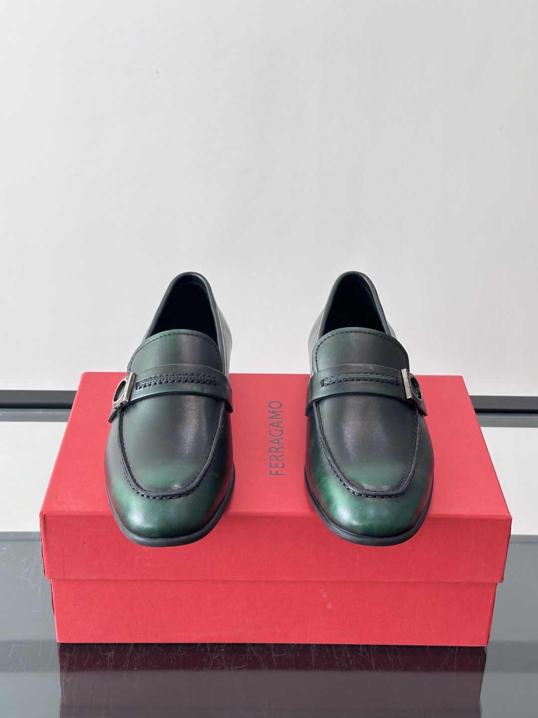 F菲拉格慕男士皮鞋 👞采用真皮材质，质感超高级，英伦风设计简约大方，商务通勤或正式场合都能轻松驾驭👞。一脚蹬设计超方便，
