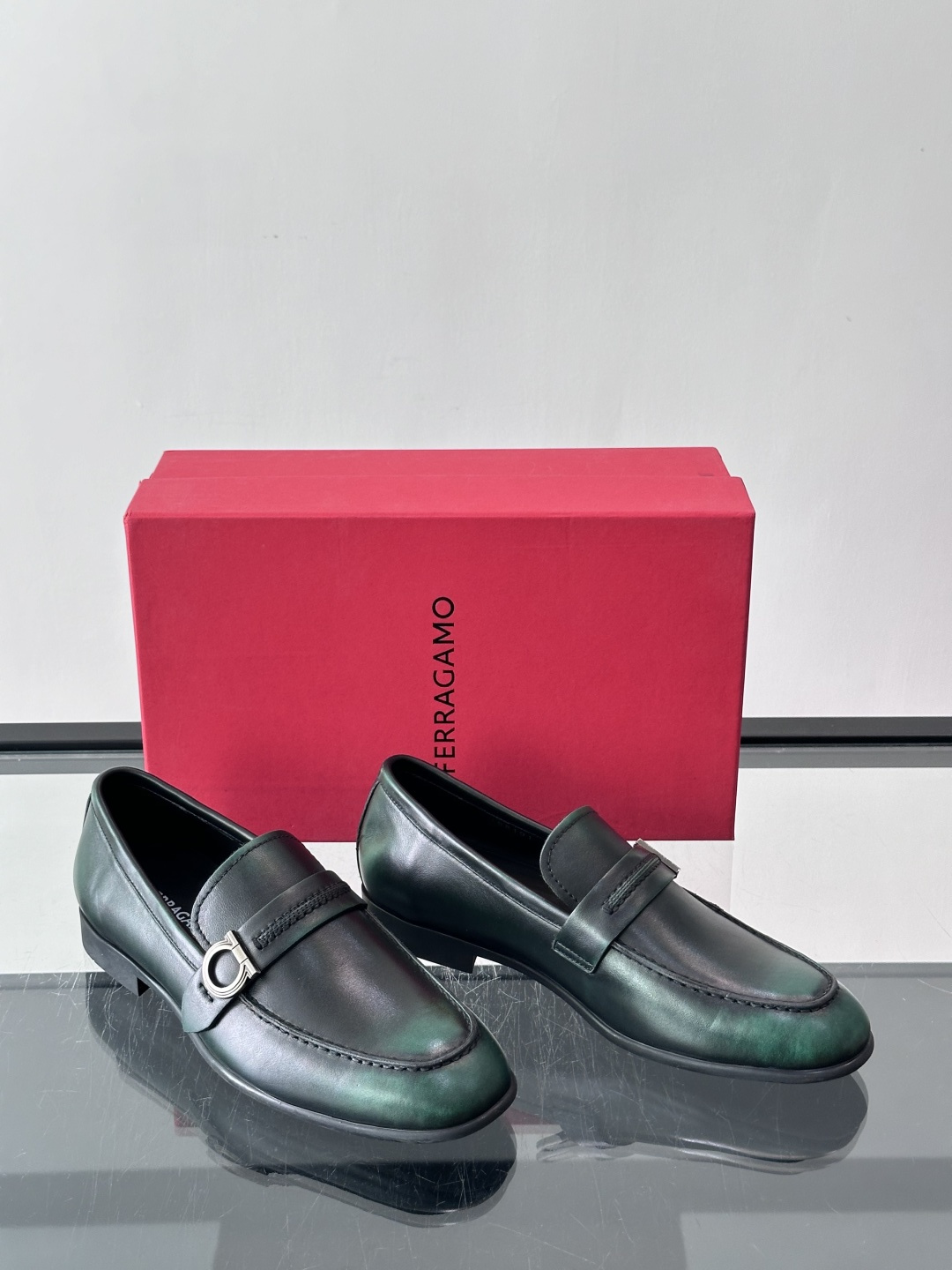 F菲拉格慕男士皮鞋 👞采用真皮材质，质感超高级，英伦风设计简约大方，商务通勤或正式场合都能轻松驾驭👞。一脚蹬设计超方便，