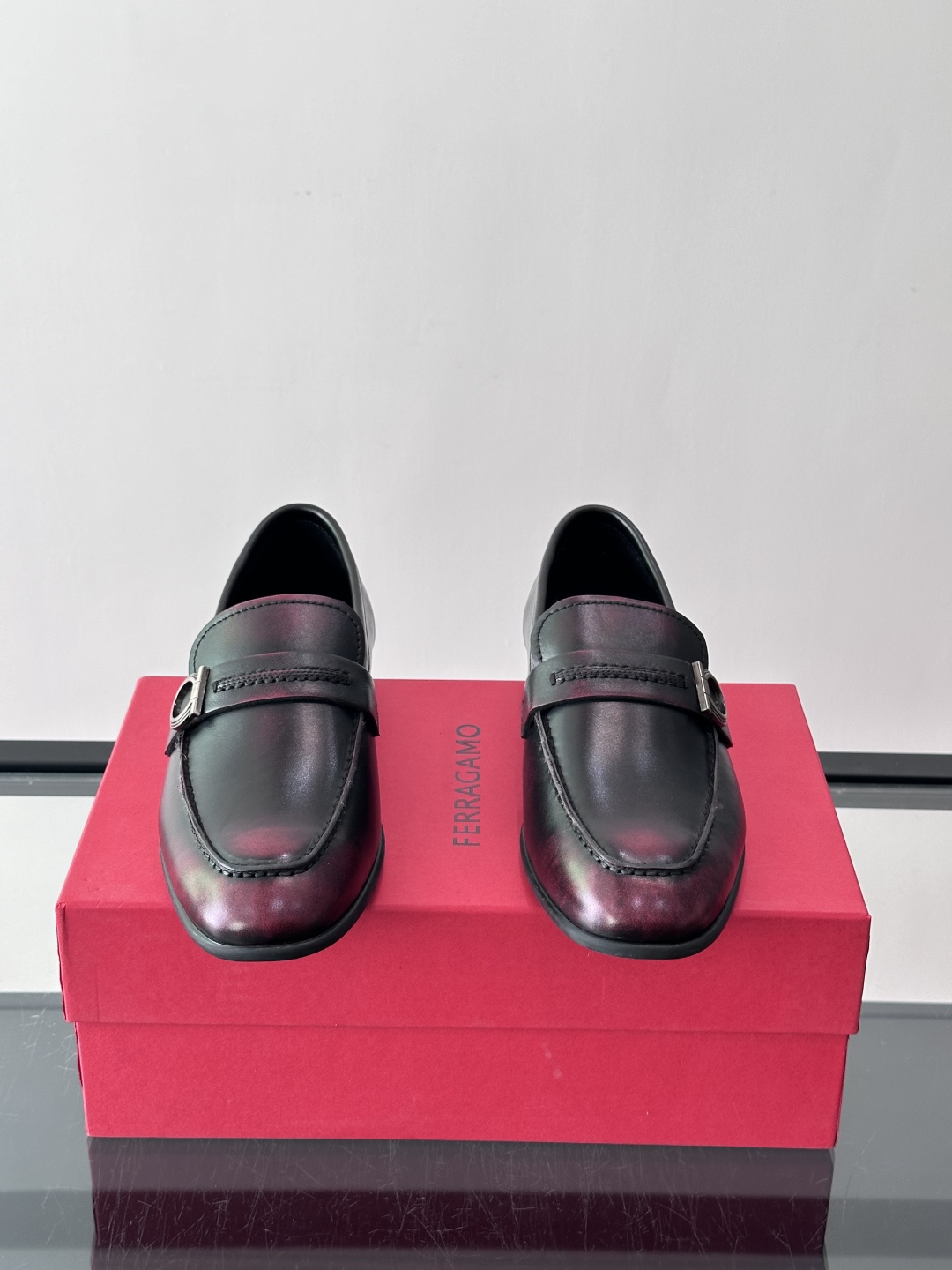 F菲拉格慕男士皮鞋 👞采用真皮材质，质感超高级，英伦风设计简约大方，商务通勤或正式场合都能轻松驾驭👞。一脚蹬设计超方便，
