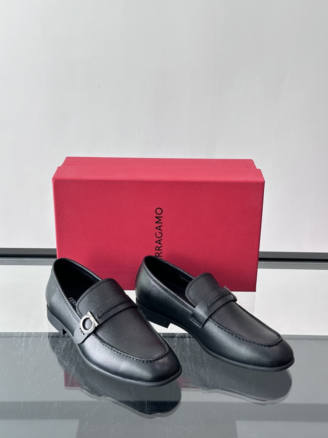 F菲拉格慕男士皮鞋 👞采用真皮材质，质感超高级，英伦风设计简约大方，商务通勤或正式场合都能轻松驾驭👞。一脚蹬设计超方便，