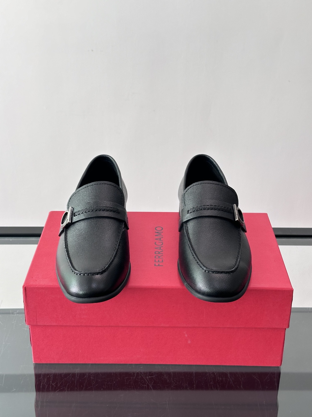 F菲拉格慕男士皮鞋 👞采用真皮材质，质感超高级，英伦风设计简约大方，商务通勤或正式场合都能轻松驾驭👞。一脚蹬设计超方便，