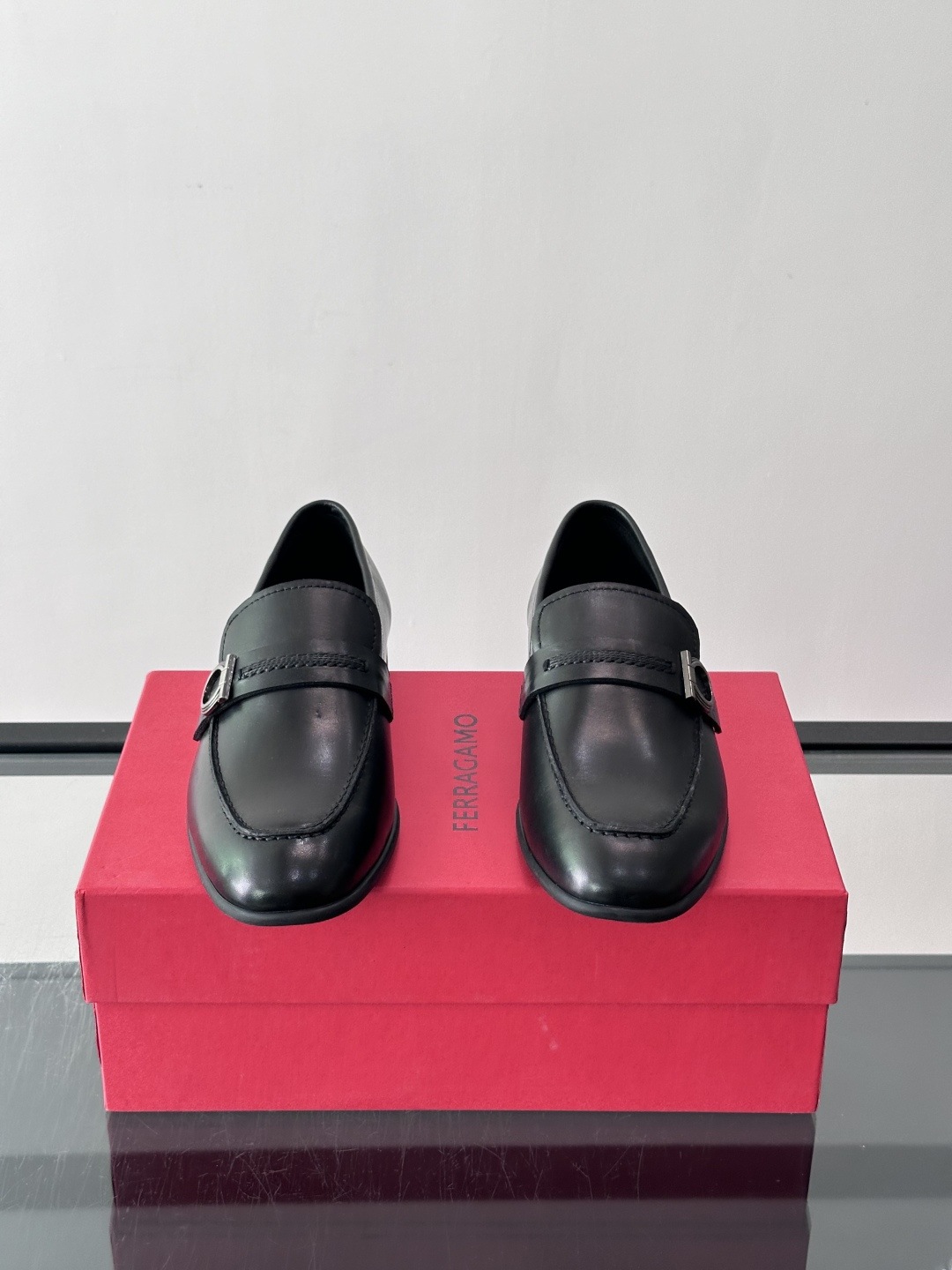 F菲拉格慕男士皮鞋 👞采用真皮材质，质感超高级，英伦风设计简约大方，商务通勤或正式场合都能轻松驾驭👞。一脚蹬设计超方便，