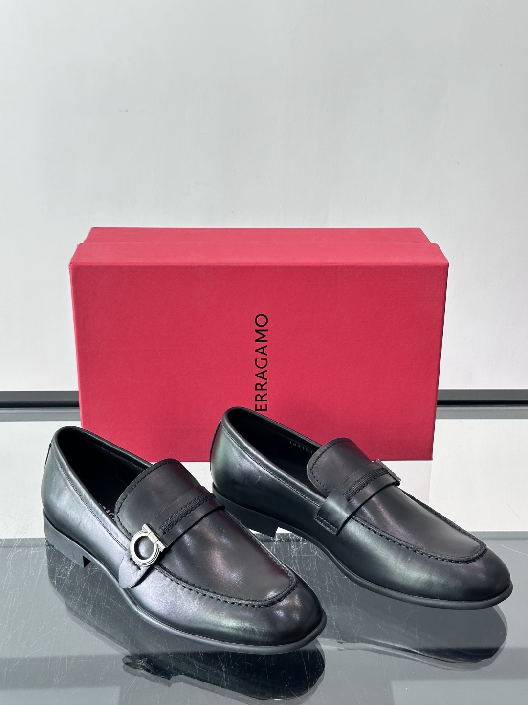 F菲拉格慕男士皮鞋 👞采用真皮材质，质感超高级，英伦风设计简约大方，商务通勤或正式场合都能轻松驾驭👞。一脚蹬设计超方便，