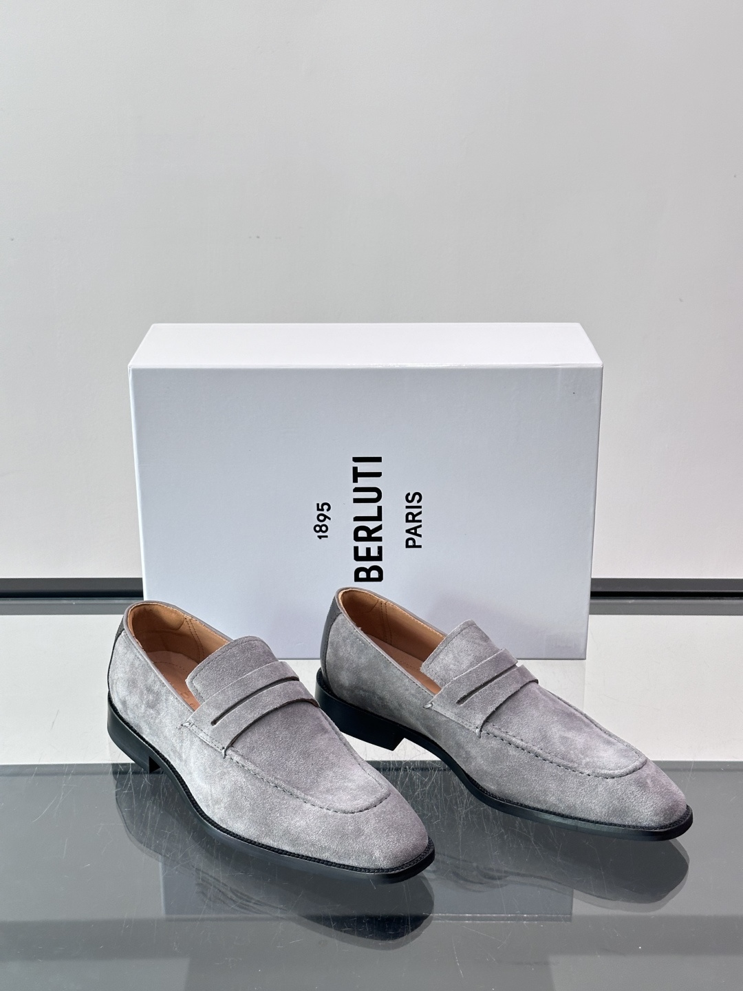 Berluti/布鲁提高端真皮大底正装皮鞋，采用进口牛皮鞋面 柔软有型，手工改色工艺，低调奢华气质，舒适透气版型，小牛皮